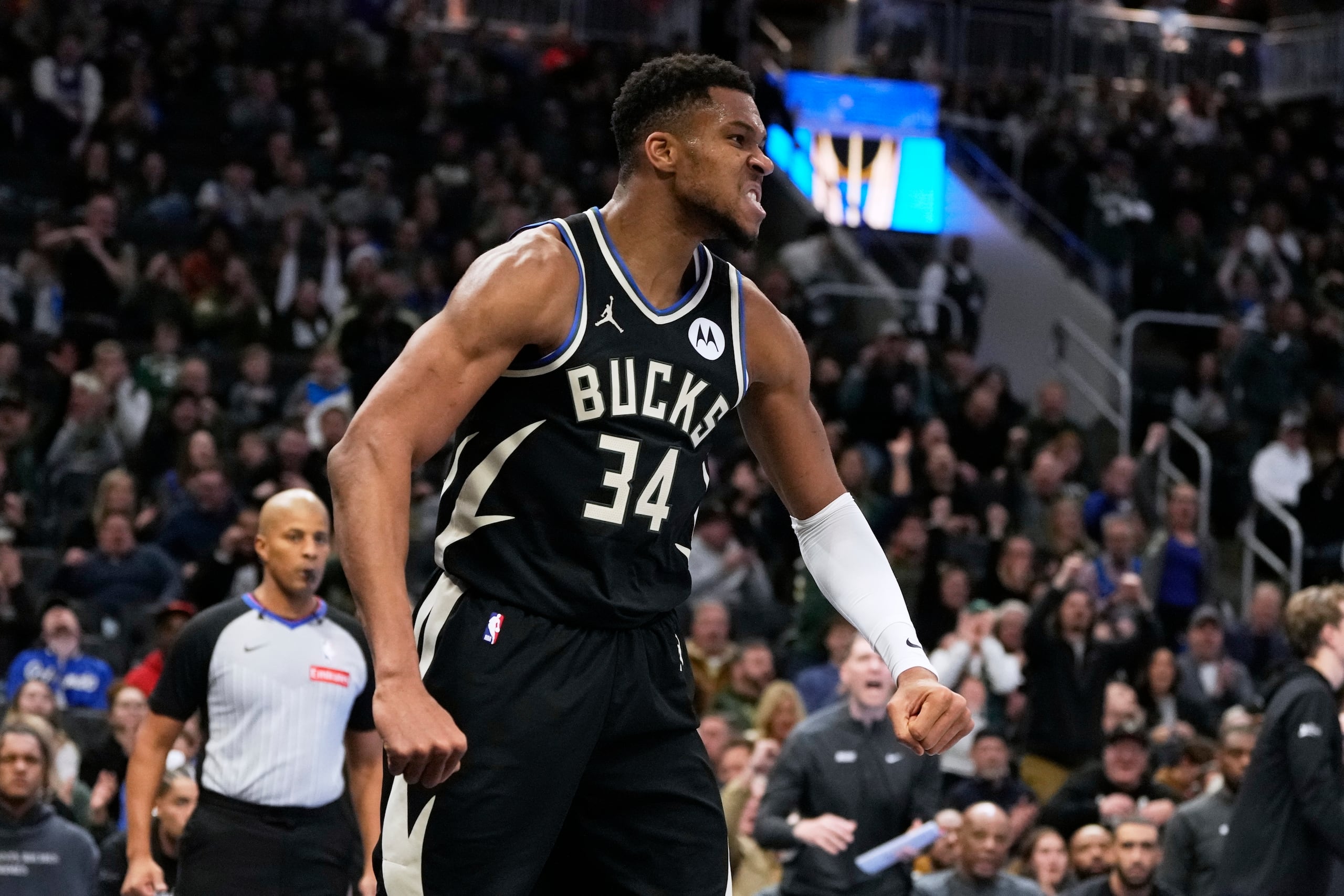 Giannis Antetokounmpo, de los Bucks de Milwaukee, reacciona después de una clavada durante la segunda mitad de un partido de baloncesto de los cuartos de final del torneo de la Copa Emirates de la NBA contra el Magic de Orlando, el martes 10 de diciembre de 2024, en Milwaukee. (AP Foto/Morry Gash)