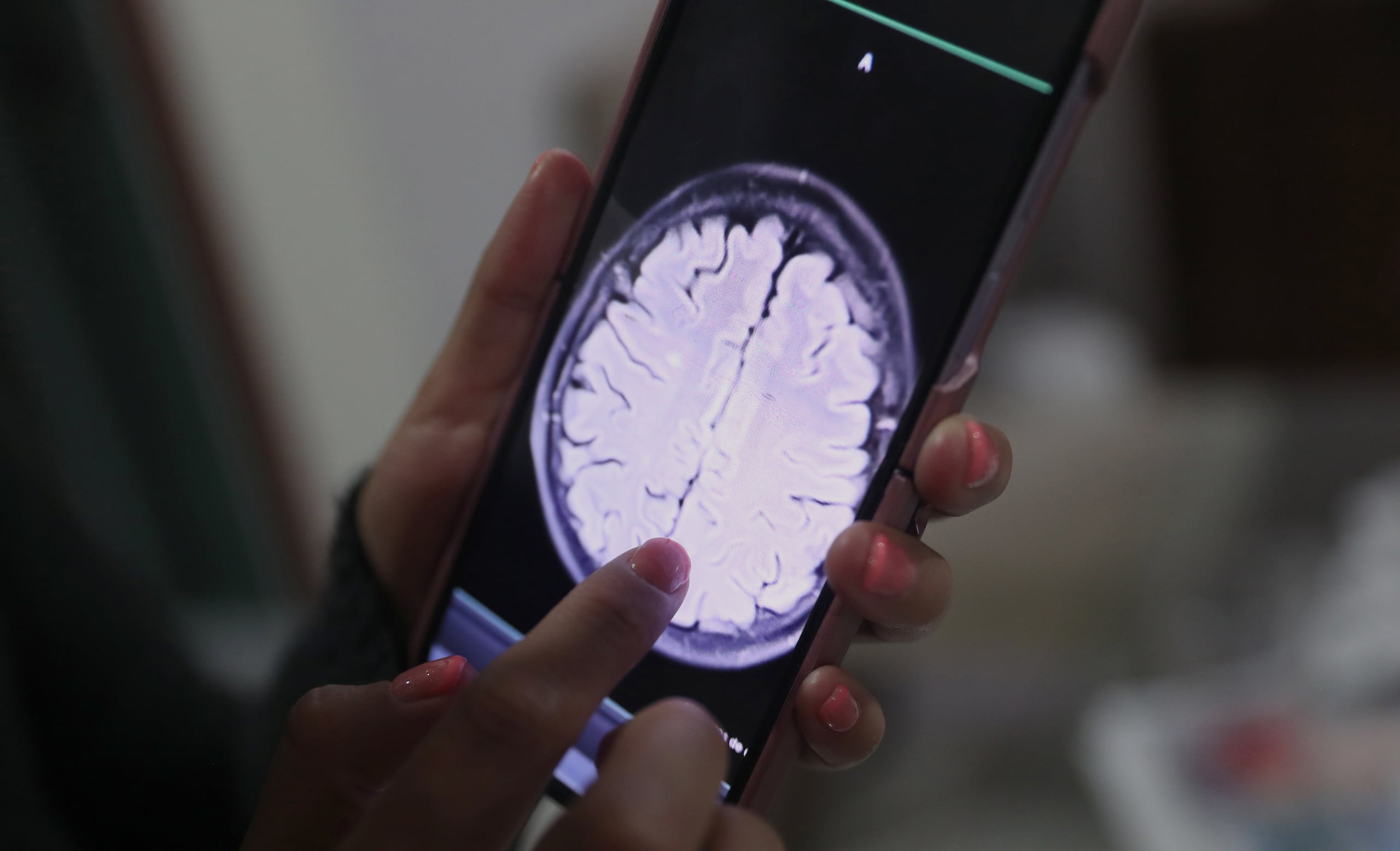 Los neurocientíficos también tenemos un papel fundamental en la educación, compartiendo descubrimientos y fomentando la conciencia pública sobre la importancia de cuidar nuestra salud cerebral.