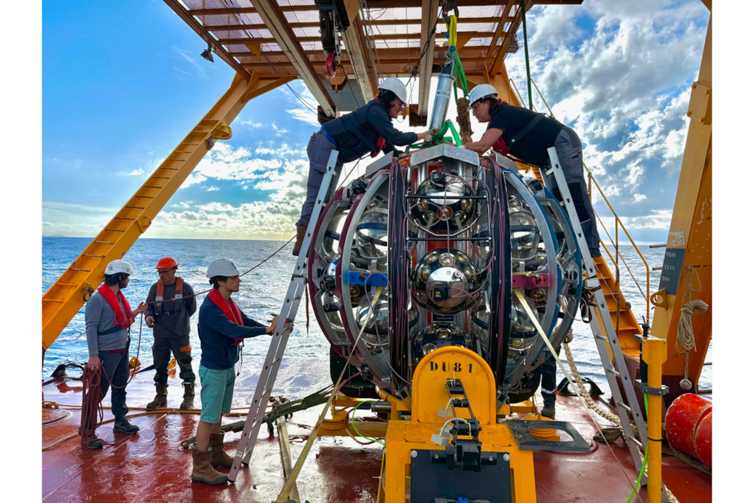 Científicos se preparan para bajar un equipo usado para detectar neutrinos en el Mar Mediterráneo.