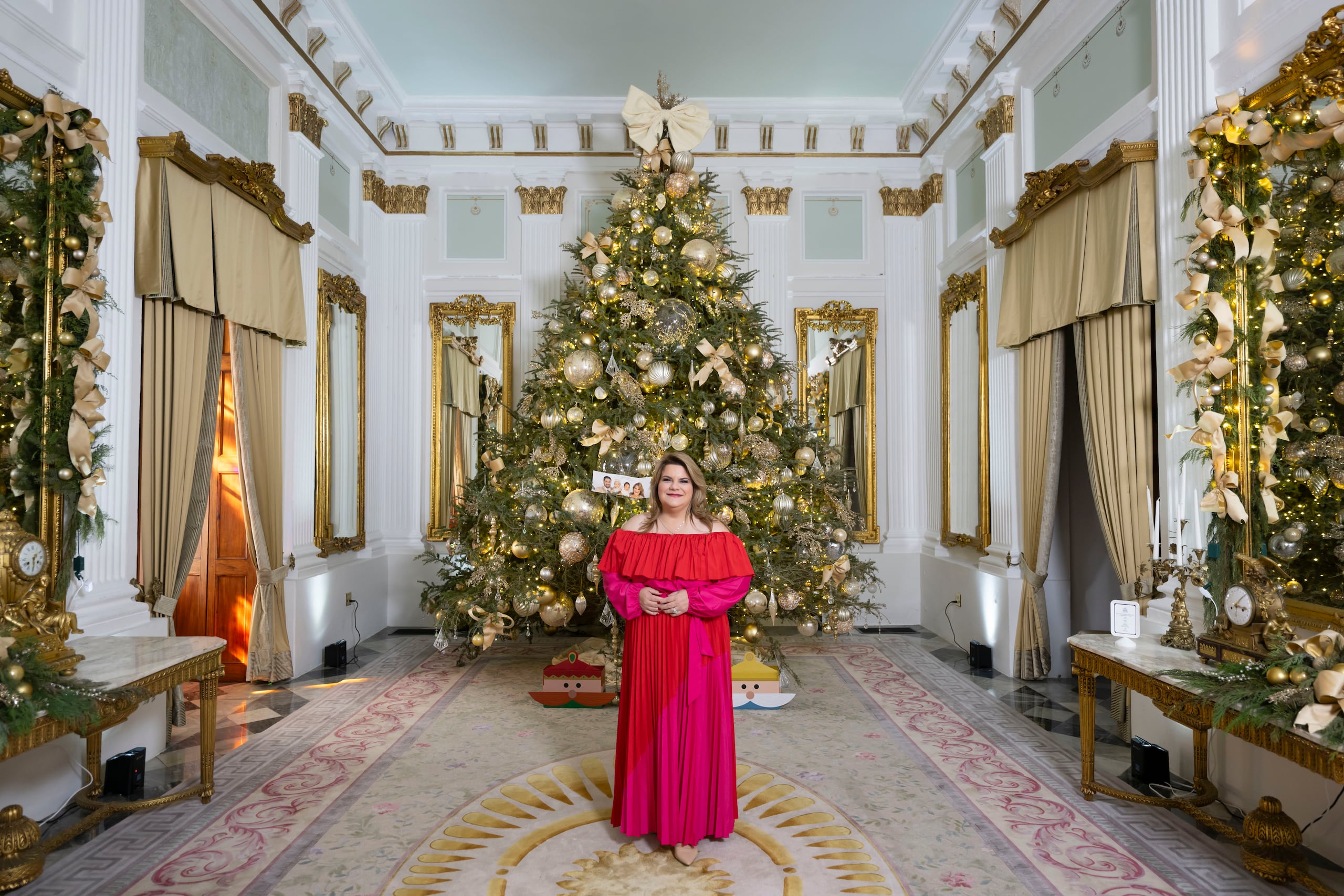 La gobernadora Jenniffer González posa ante un gran árbol de Navidad en el que se destaca la foto de su familia. FOTO POR: Carlos Rivera Giusti/GFR Media