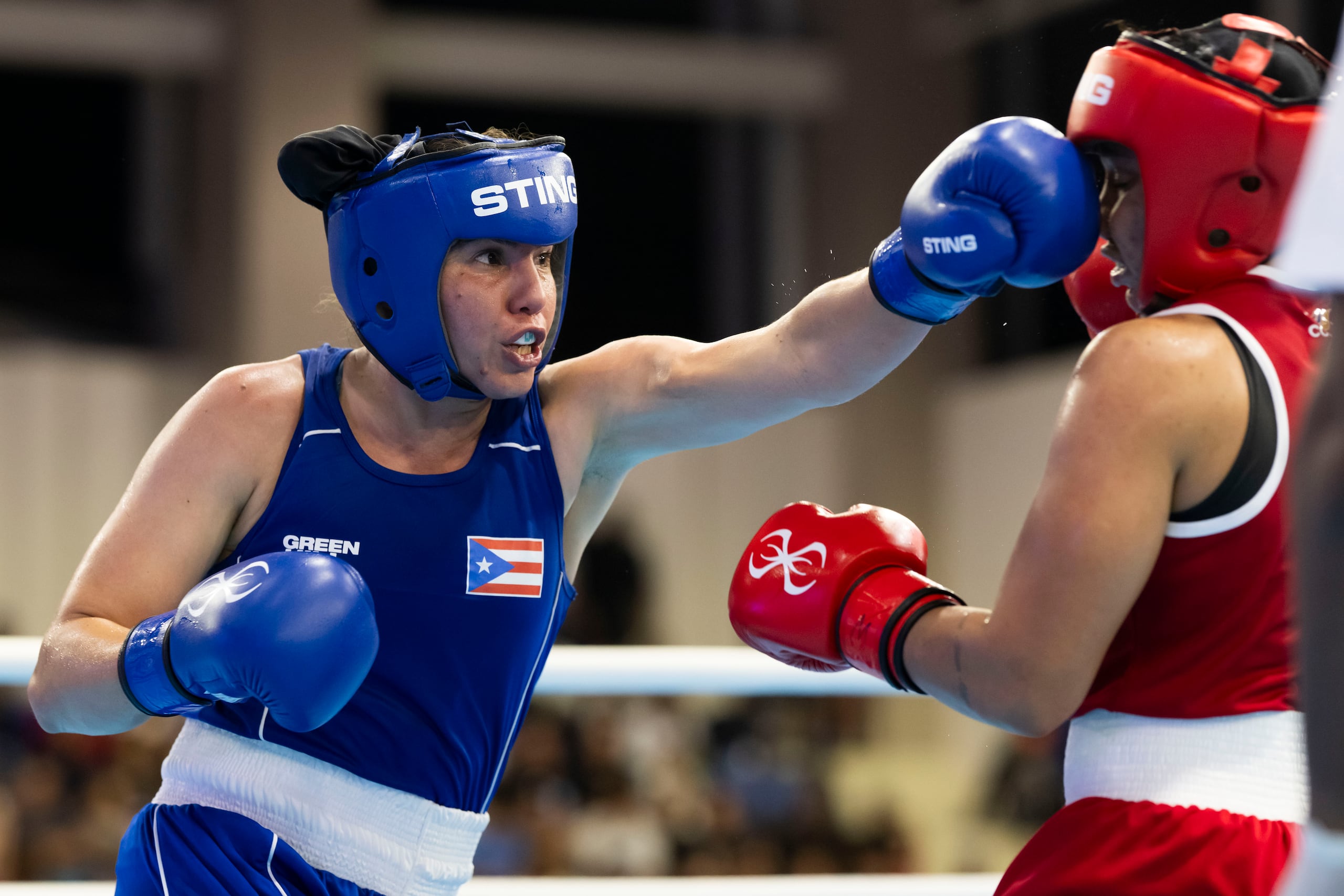 Stephanie Piñeiro castiga a la colombiana Shirleidis Orozco con una zurda.
