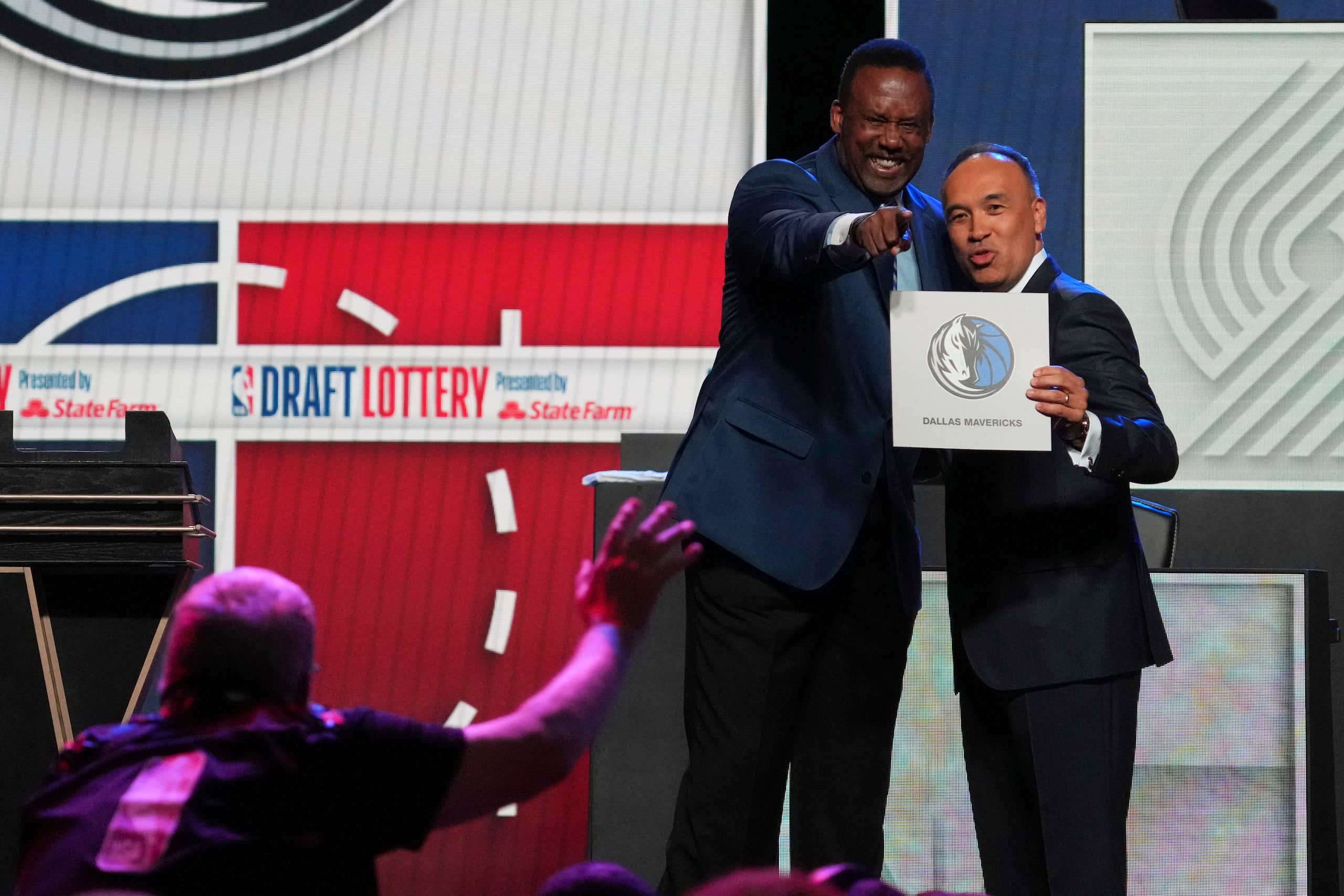 Rolando Blackman de los Mavericks de Dallas posa con el subcomisionado de la NBA Mark Tatum tras la lotería del draft el lunes 12 de mayo del 2025.