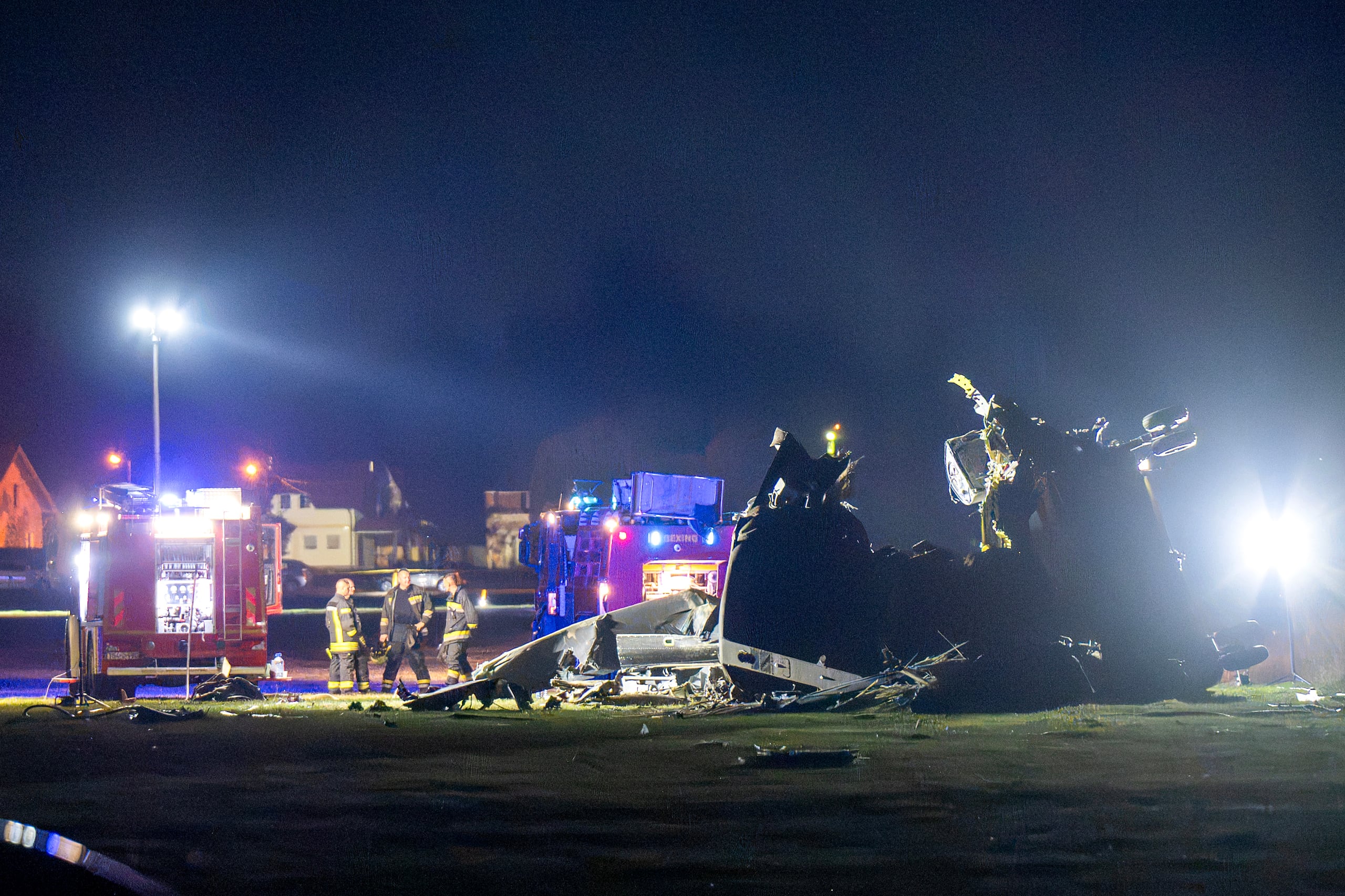 El portal de noticias Klix publicó fotos que muestran un helicóptero destruido sobre el césped.