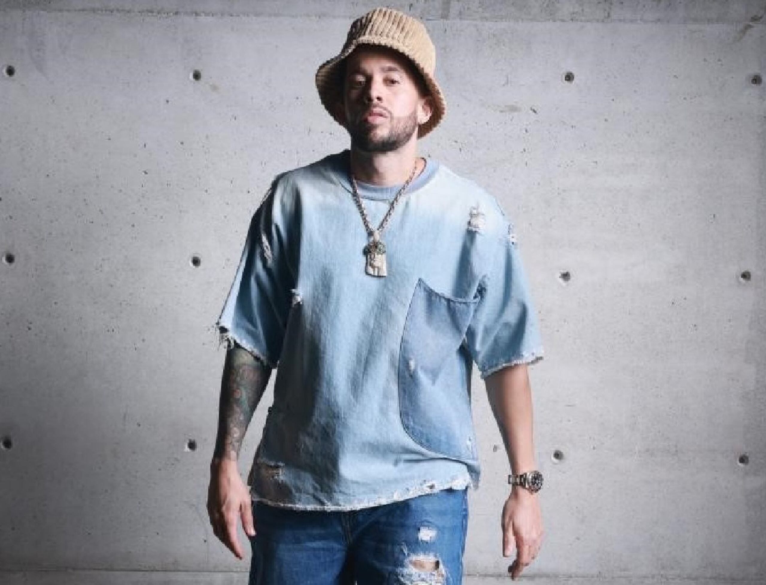 El álbum "GZ" incluye colaboraciones con Quevedo, Villano Antillano, RaiNao, Lyanno, Nesi y Arcángel, entre otros.