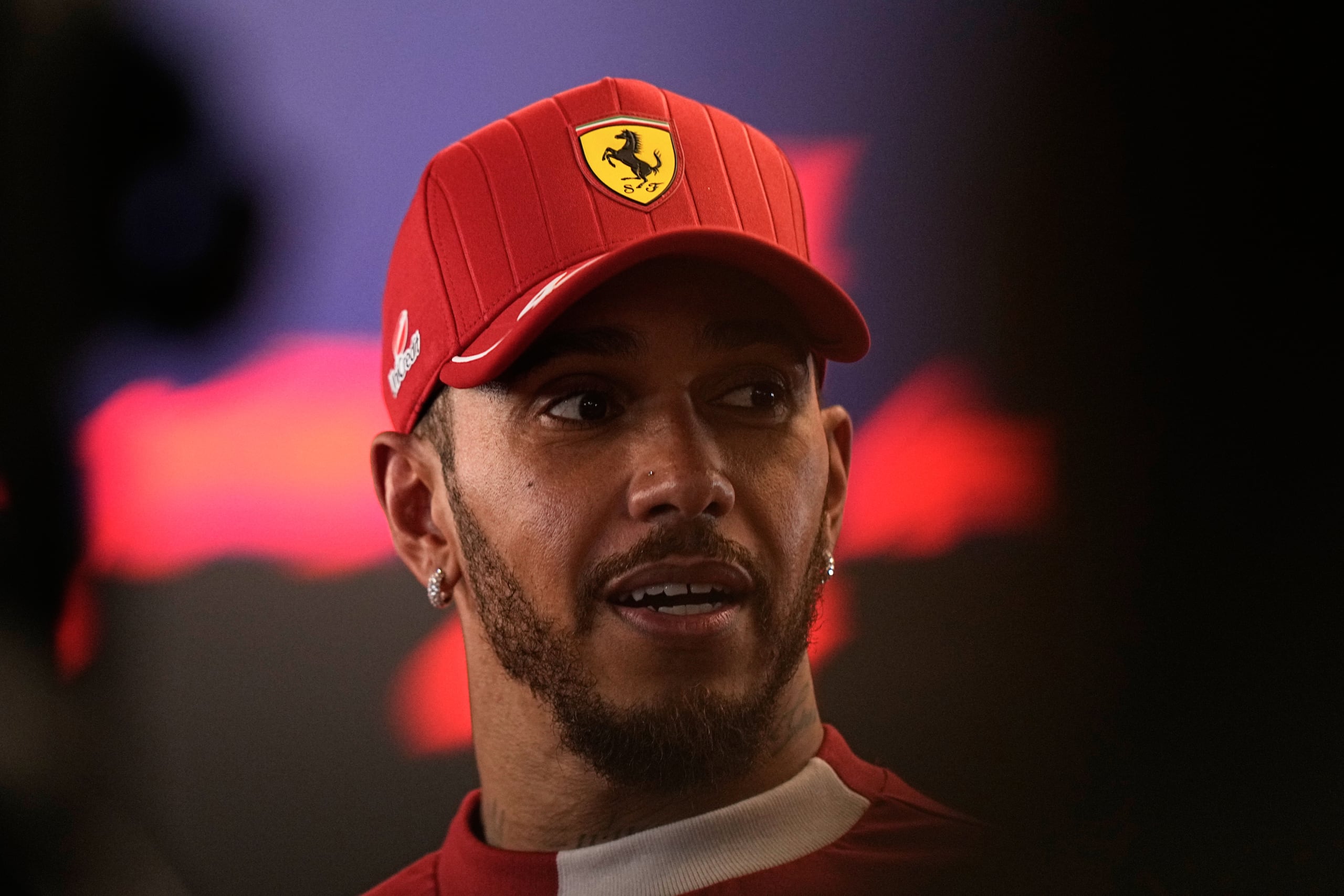 El piloto de Ferrari Lewis Hamilton tras el Gran Premio de Abu Dabi de la Fórmula Uno, el domingo 7 de diciembre de 2025. (AP Foto/Fatima Shbair)