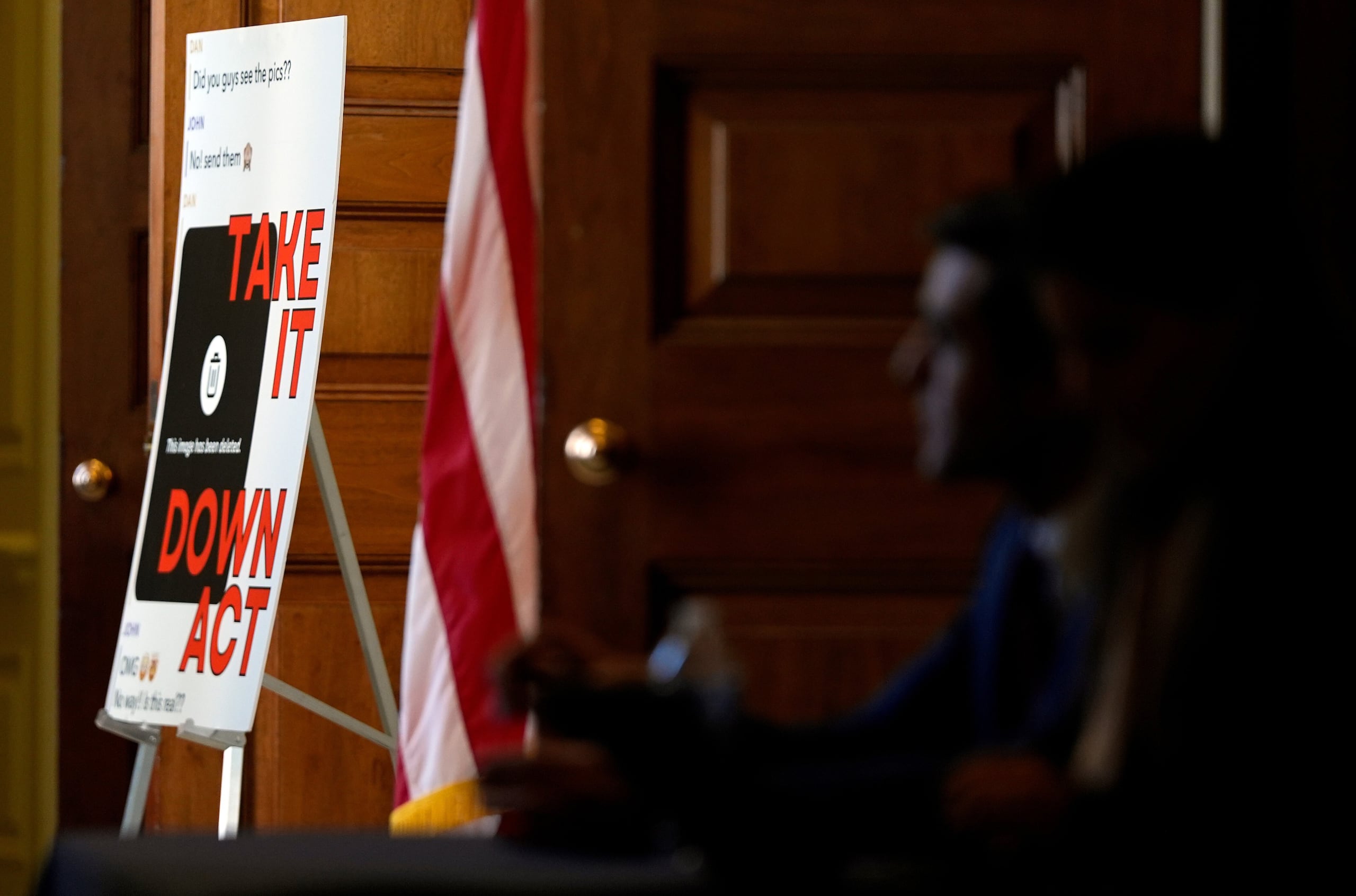Un afiche sobre una conferencia sobre la seguridad en internet auspiciada por la primera dama Melania Trump, en el Capitolio en Washington, el 3 de marzo del 2025. (AP foto/Julia Demaree Nikhinson)