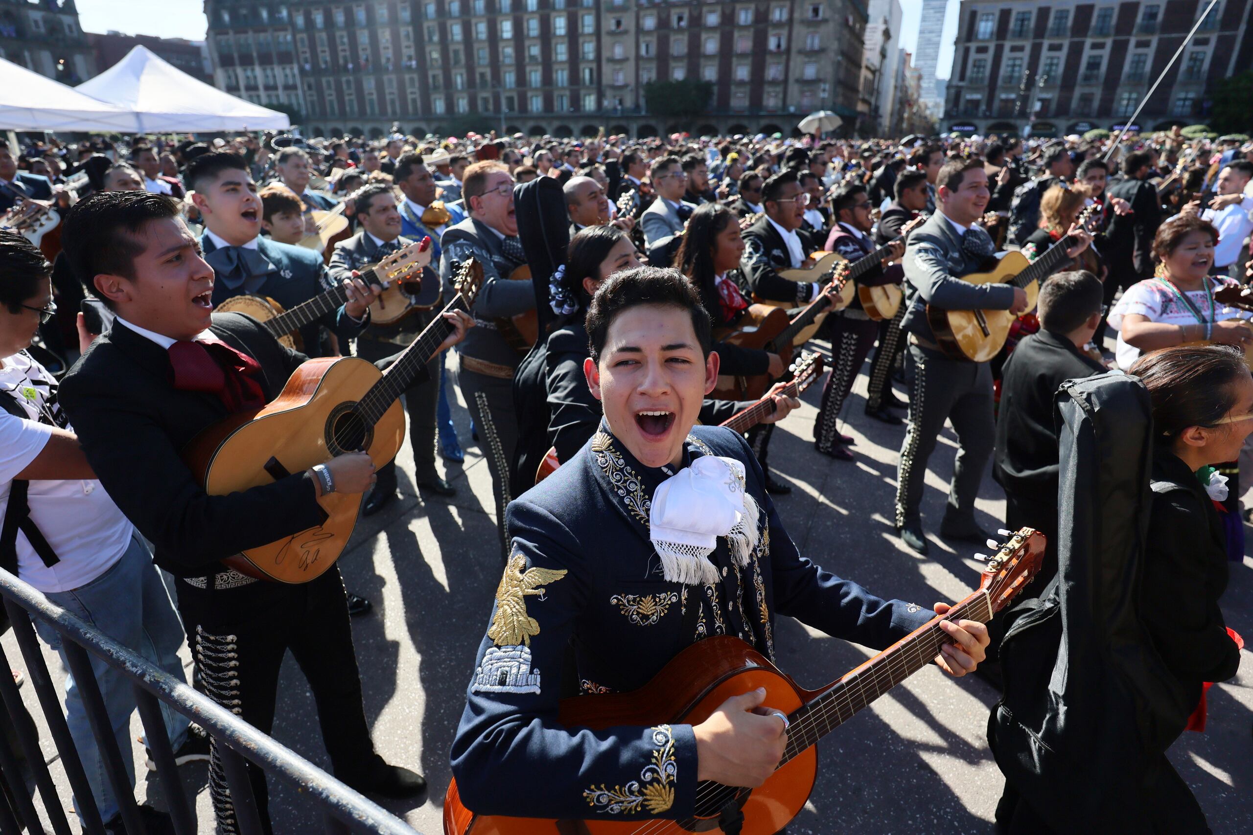 El número de músicos superó, aparentemente, el récord anterior de 700 mariachis en una reunión previa en la ciudad de Guadalajara.
