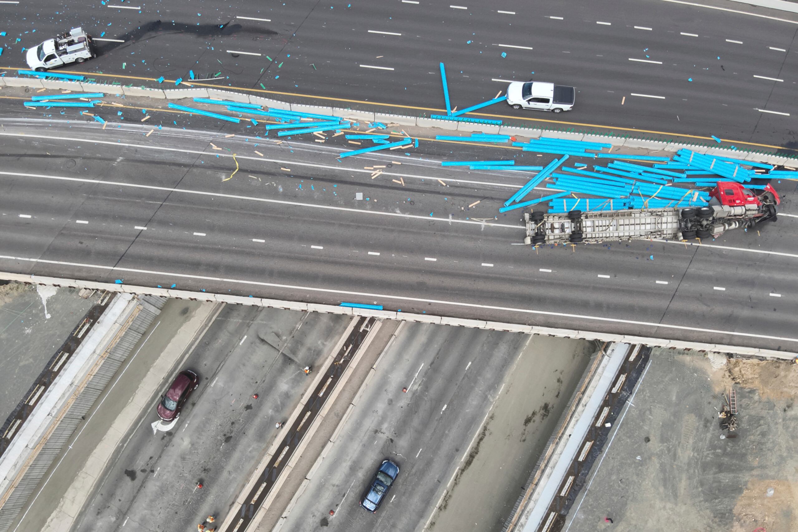 Al menos otros seis vehículos sufrieron daños por el derrame de la carga del camión, que se extendió por mas de 200 metros en ambas direcciones.