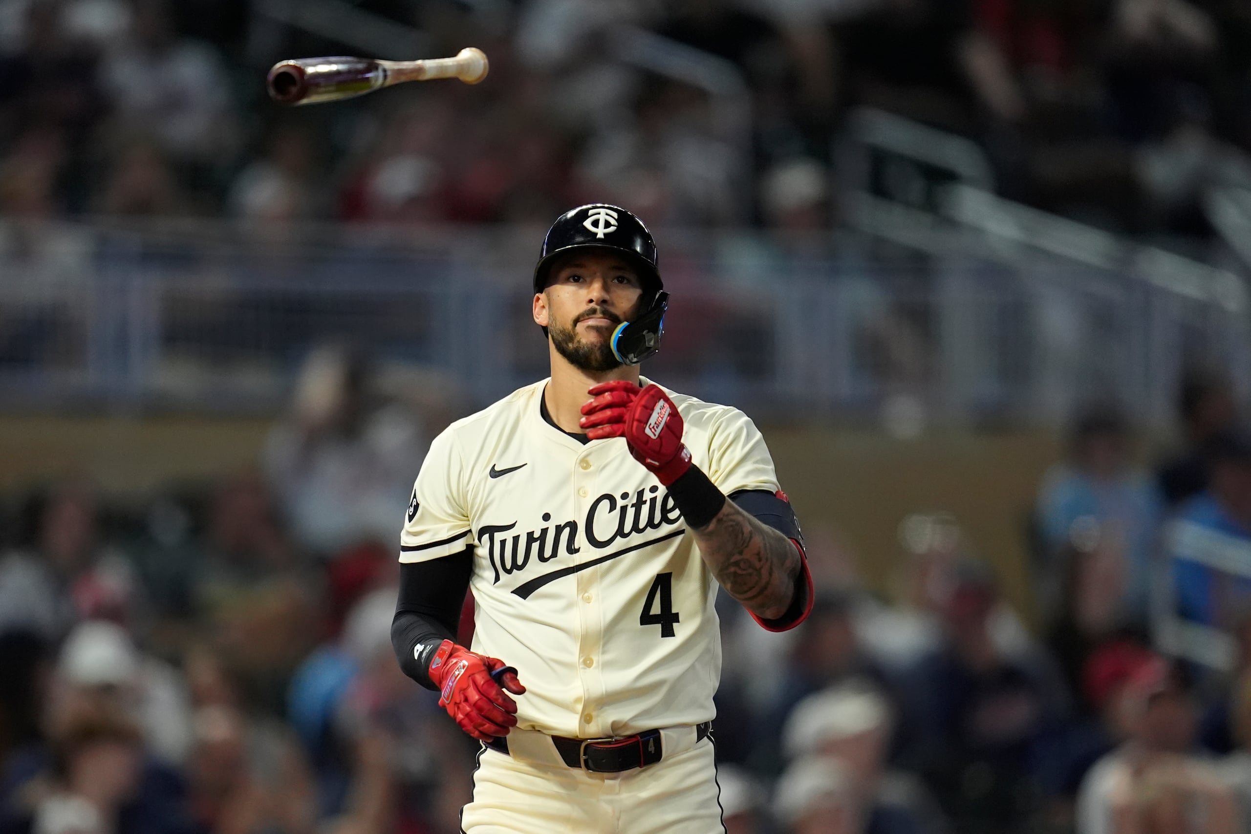 Carlos Correa tira el bate después de poncharse el jueves ante los Marlins de Miami.
