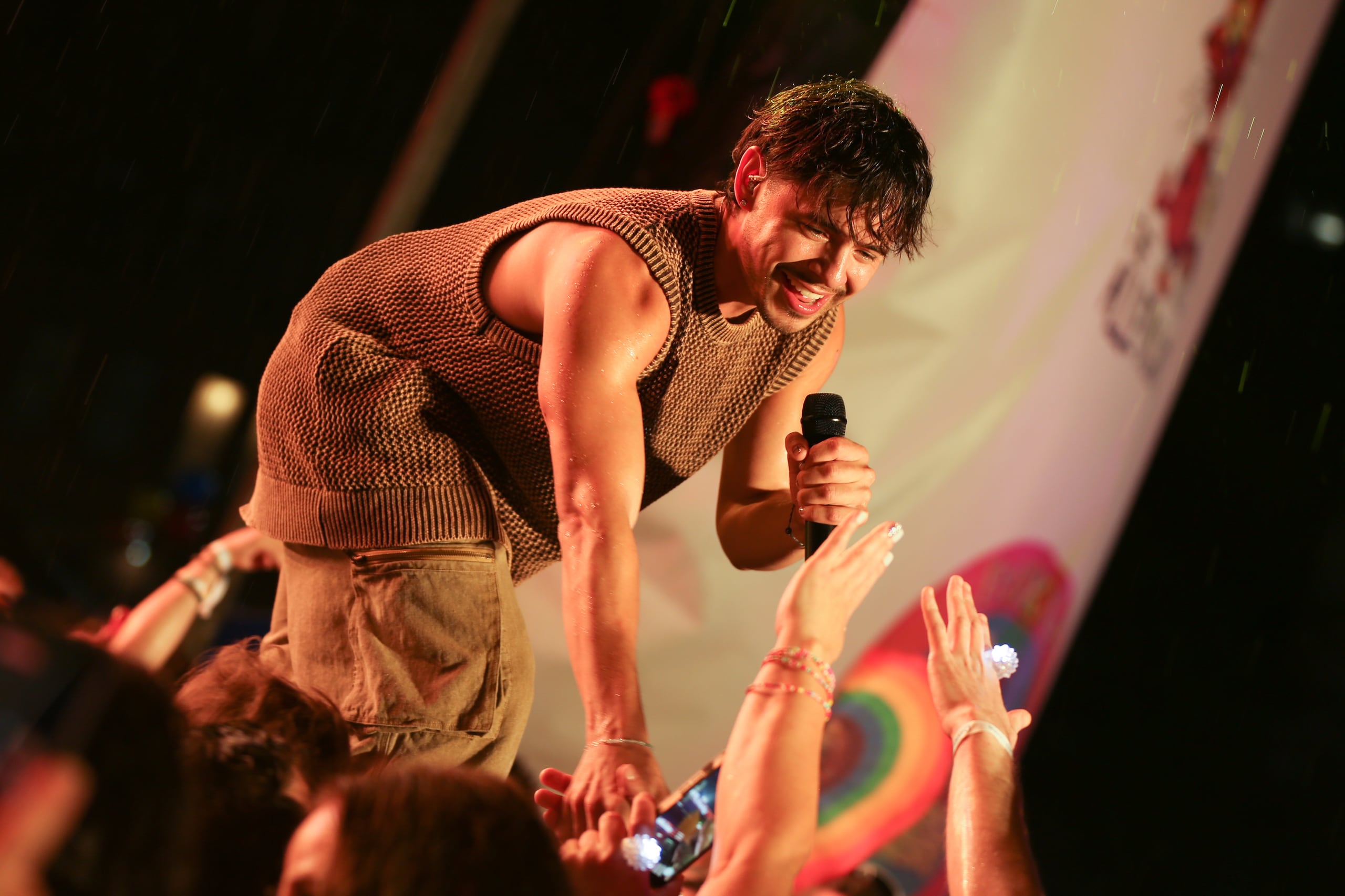 Fotografía de 2024 cedida por Ryan Welch donde aparece el artista David Archuleta saludando al público durante uno de sus espectáculos. EFE/Ryan Welch /SOLO USO EDITORIAL /NO VENTAS /SOLO DISPONIBLE PARA ILUSTRAR LA NOTICIA QUE ACOMPAÑA /CRÉDITO OBLIGATORIO