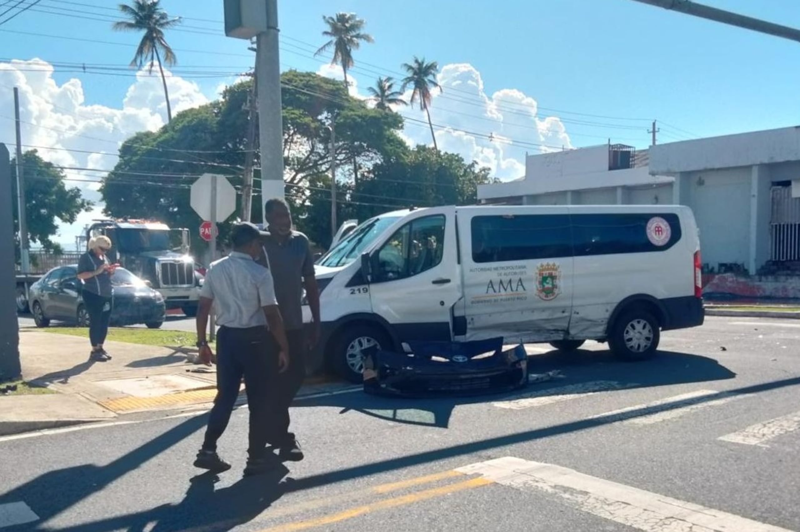 Así quedó la guagua de la AMA accidentada en Puerta de Tierra, San Juan.