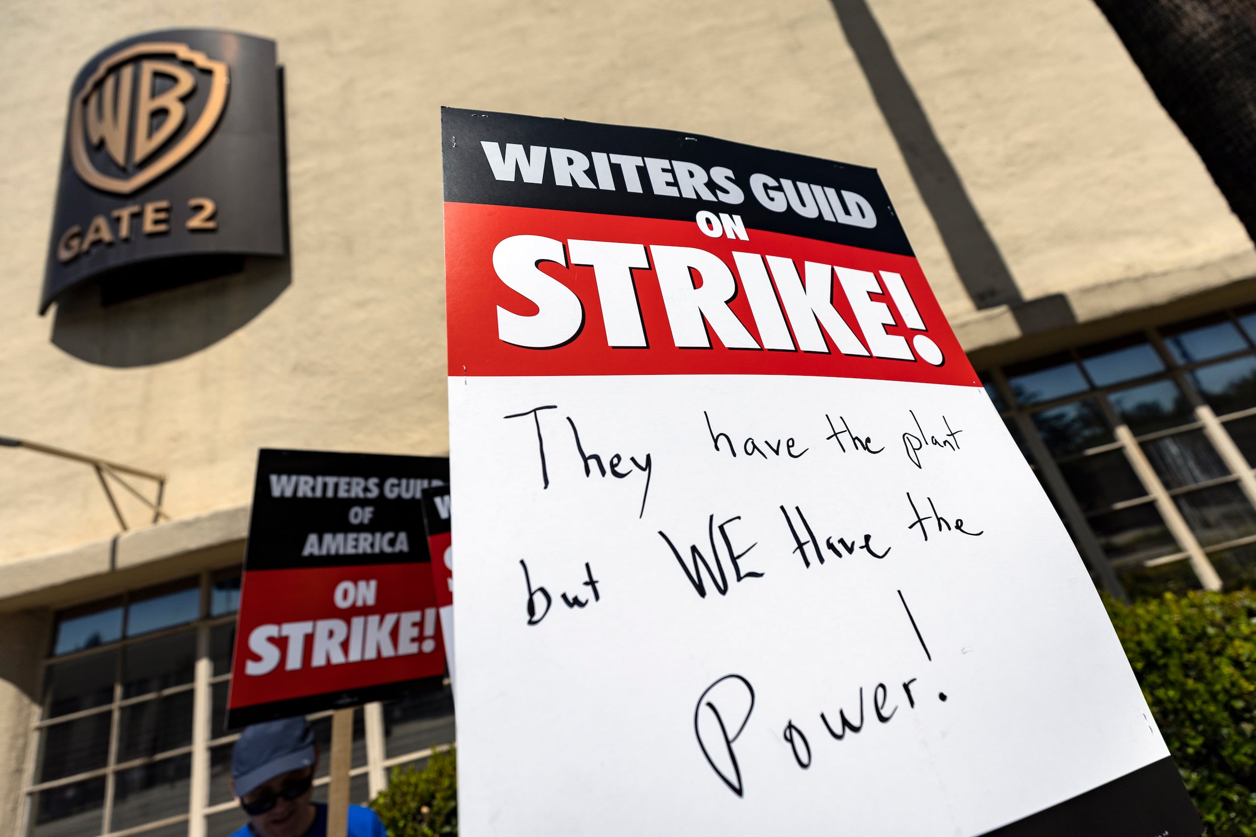 Miembros del Writers Guild of America (WGA) volverán a trabajar en lo que se ratifica el nuevo convenio colectivo.