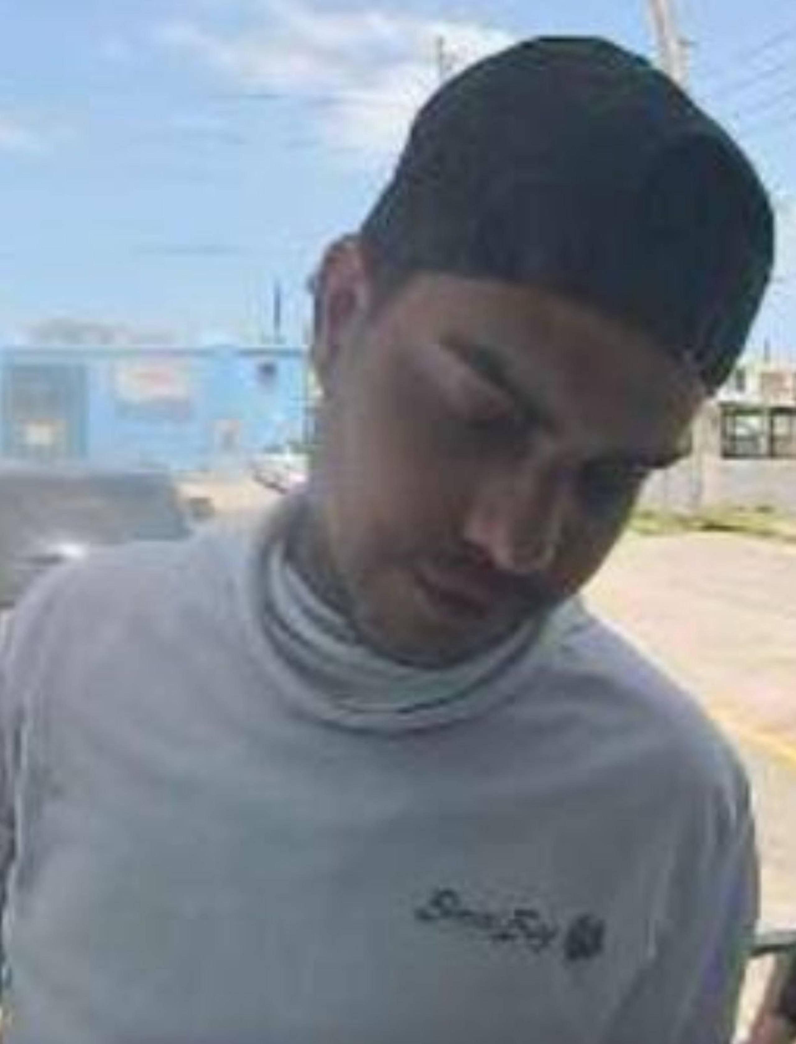 El CIC de Vega Baja distribuyó la foto de este hombre que es sospechoso de participar en un asalto a una joyería. Para información que conduzca a su identificación y arresto llame al (787) 343-2020.