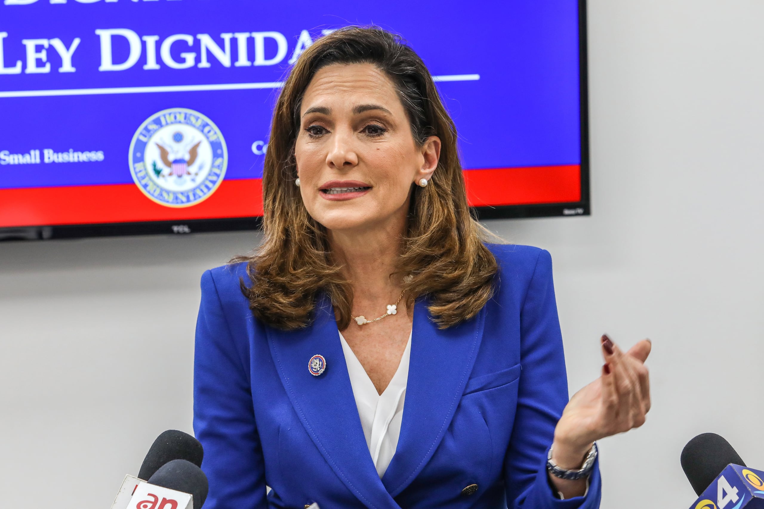 La congresista recibió el respaldo del presidente de Estados Unidos, Donald Trump, aunque ella ha buscado distanciarse de la política antiinmigrante del mandatario.