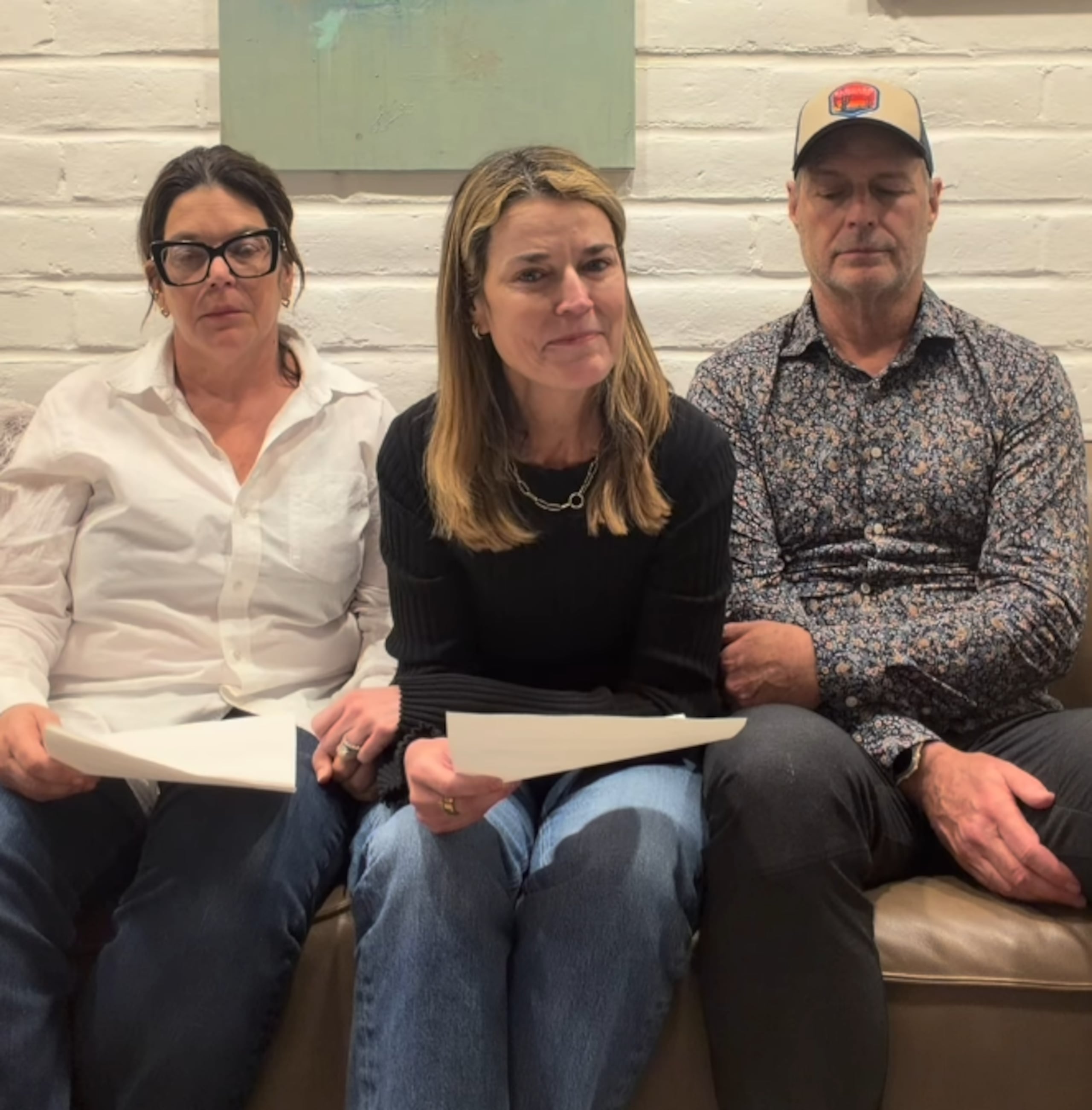 La periodista estadounidense Savannah Guthrie lanzó este miércoles un llamado a los presuntos captores de su madre, Nancy Guthrie, para que entreguen una prueba de vida y se abran a entablar comunicación con la familia.
A través de un mensaje difundido en redes sociales, la copresentadora del programa "Today" de la cadena NBC recordó que su madre tiene 84 años, padece dolores constantes y depende de medicación diaria para mantenerse con vida y evitar sufrimientos severos.