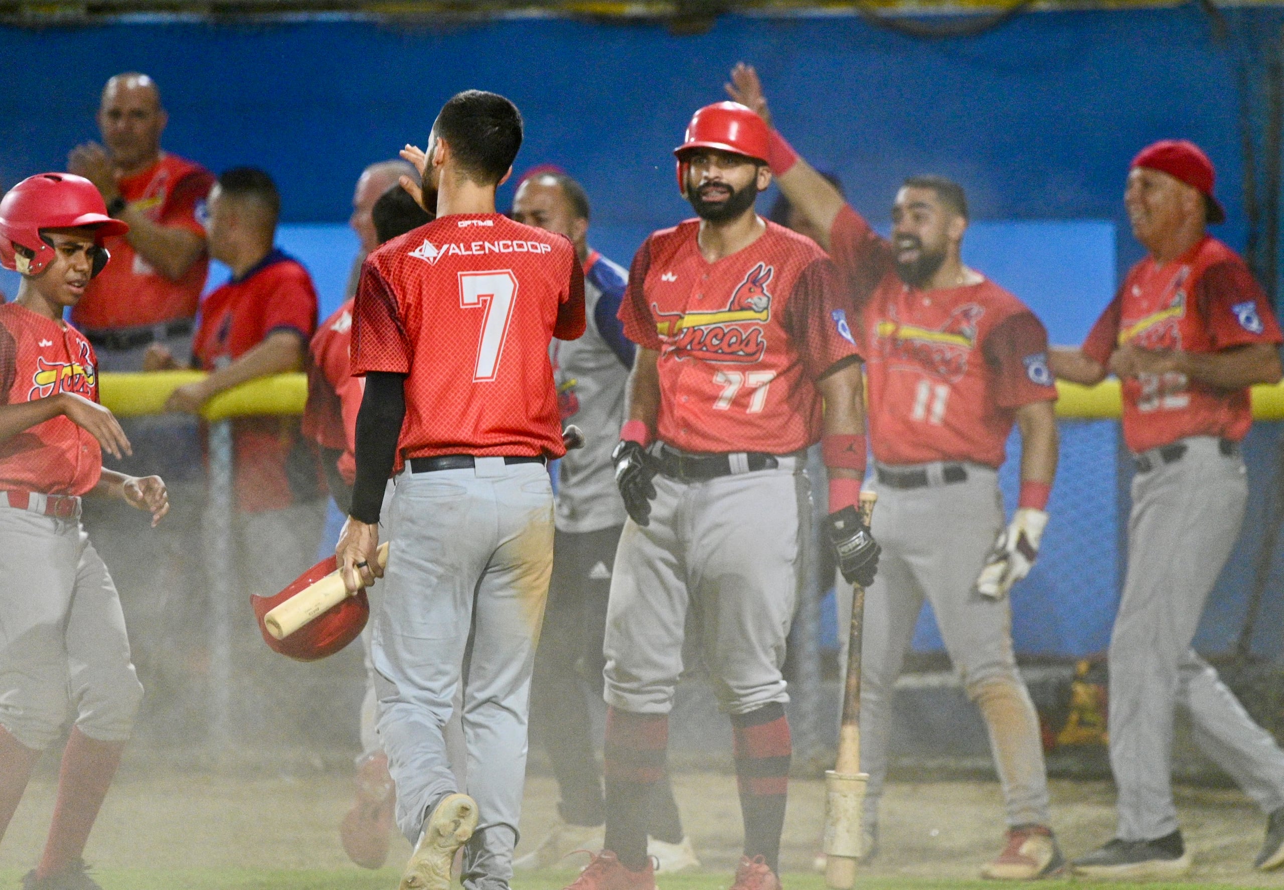 Los Mulos de Juncos pisaron el plato en cinco ocasiones en la cuarta entrada para tomar ventaja 6-1 en ruta al triunfo 7-5.