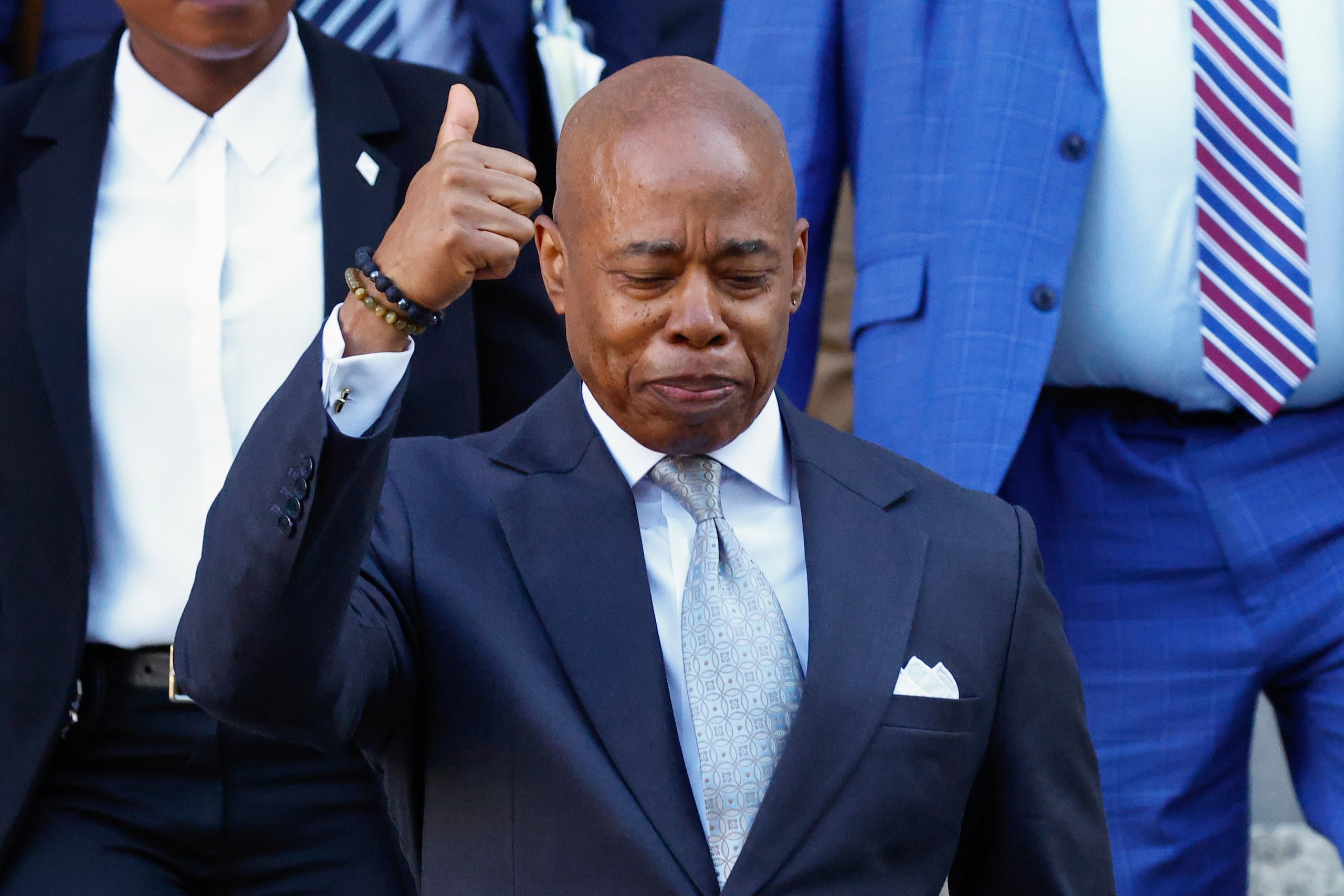 Aunque llegó a la alcaldía bajo la insignia demócrata, Adams decidió aspirar a la reelección de manera independiente luego que enfrentara una acusación federal por corrupción, que no prosperó.