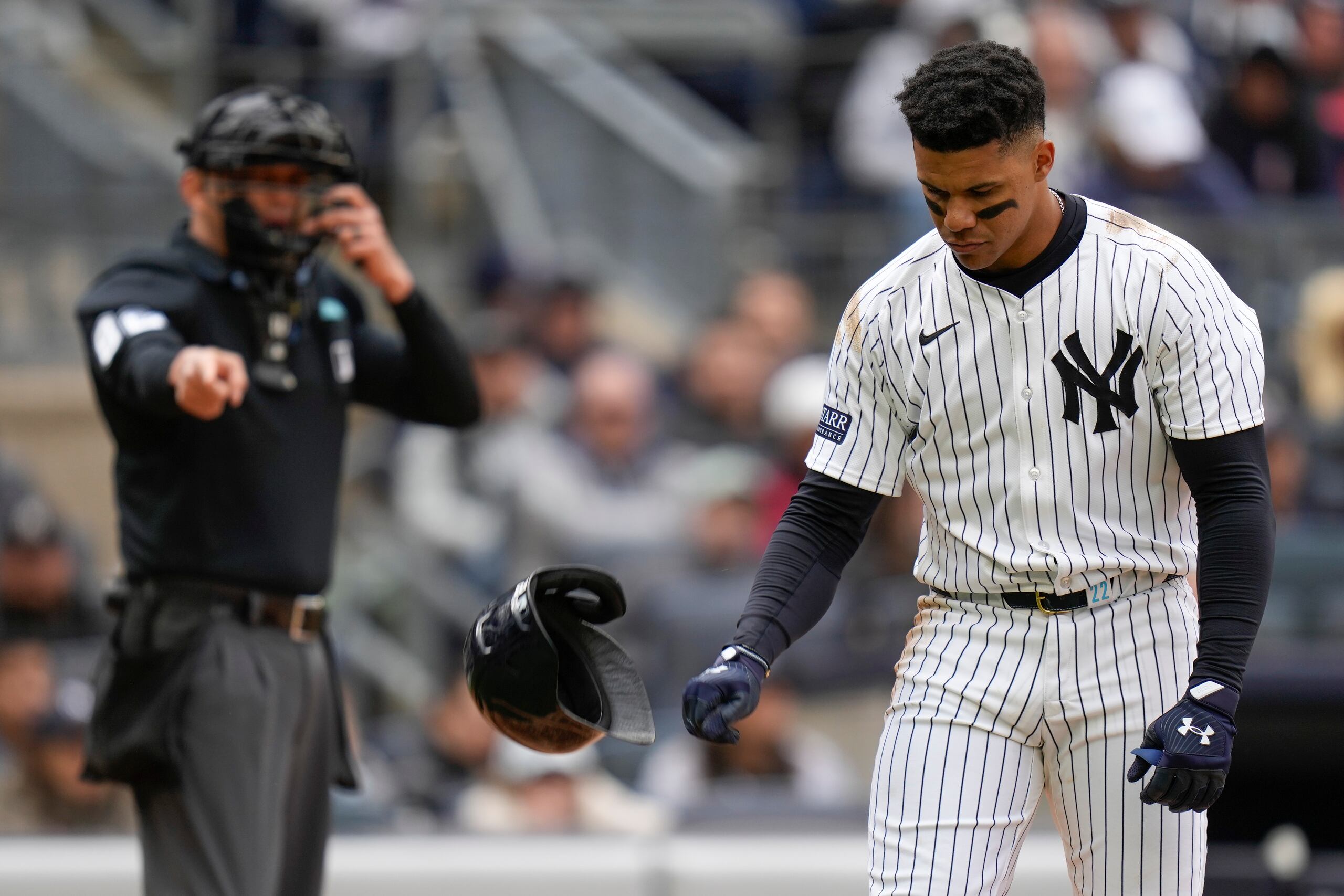 Juan Soto, de los Yankees de Nueva York, luce frustrado tras poncharse en el encuentro contra los Blue Jays de Toronto.