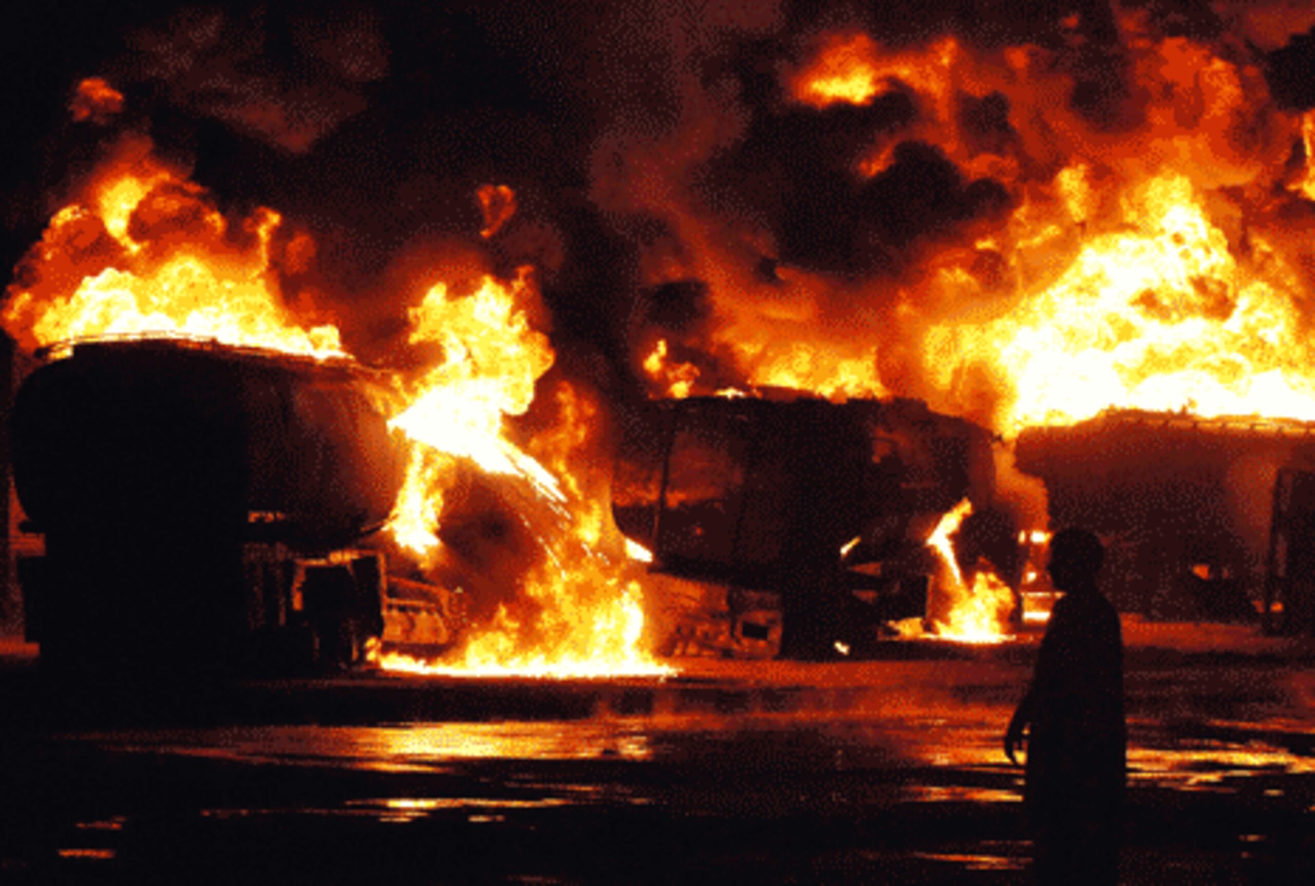 Presuntos milicianos en el sur de Pakistán incendiaron hoy viernes por lo menos 27 camiones cisterna que transportaban combustible para los soldados de Estados Unidos y de la OTAN en la vecina Afganistán. ( Shajid Ali/ Prensa Asociada)