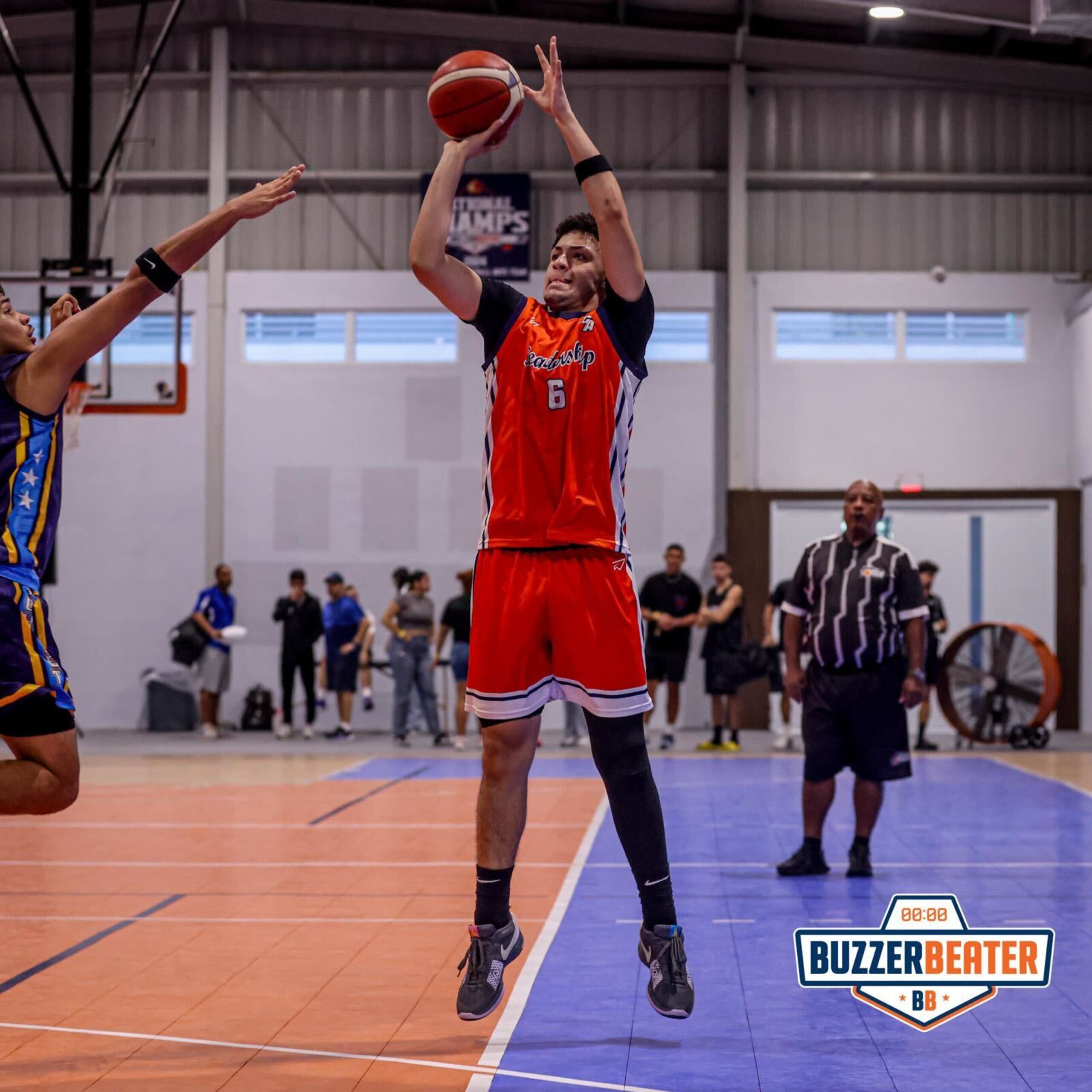 Alex Nabia, jugador del equipo de baloncesto senior masculino de Leadership Christian Academy, en Guaynabo.