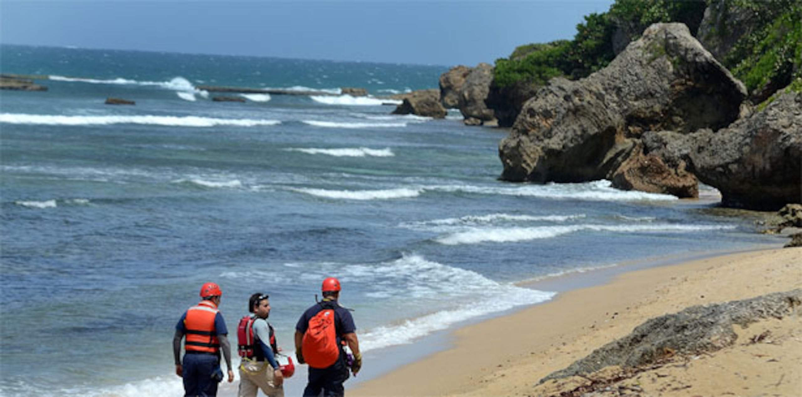 El turista practicaba el deporte de tabla o “surfing” en la playa La Ruina en la antigua base Ramey en Aguadilla. (Archivo)