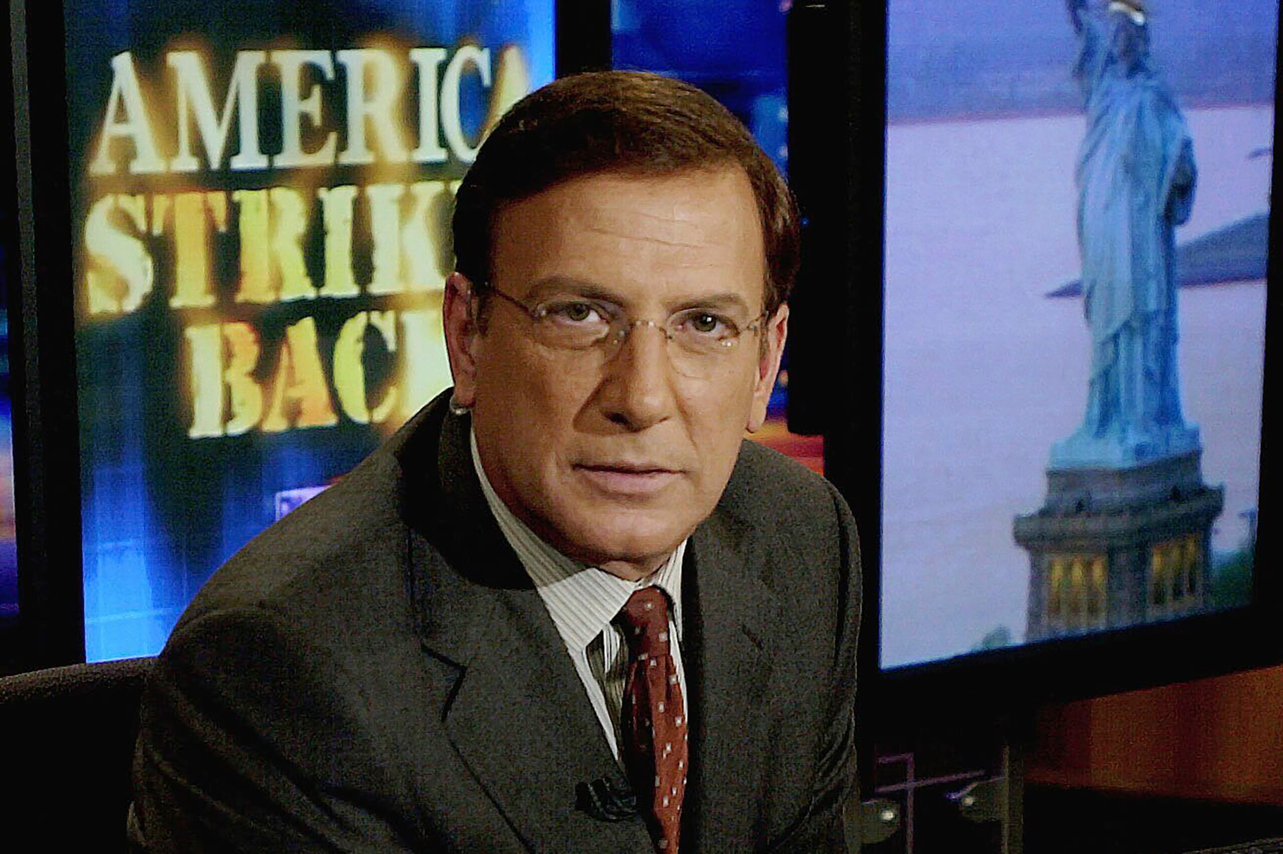 El presentador de noticias de CNN, Aaron Brown, posa en los estudios de la cadena en Nueva York, en esta foto de archivo del 18 de octubre de 2001. (AP Foto/Gino Domenico, Archivo)