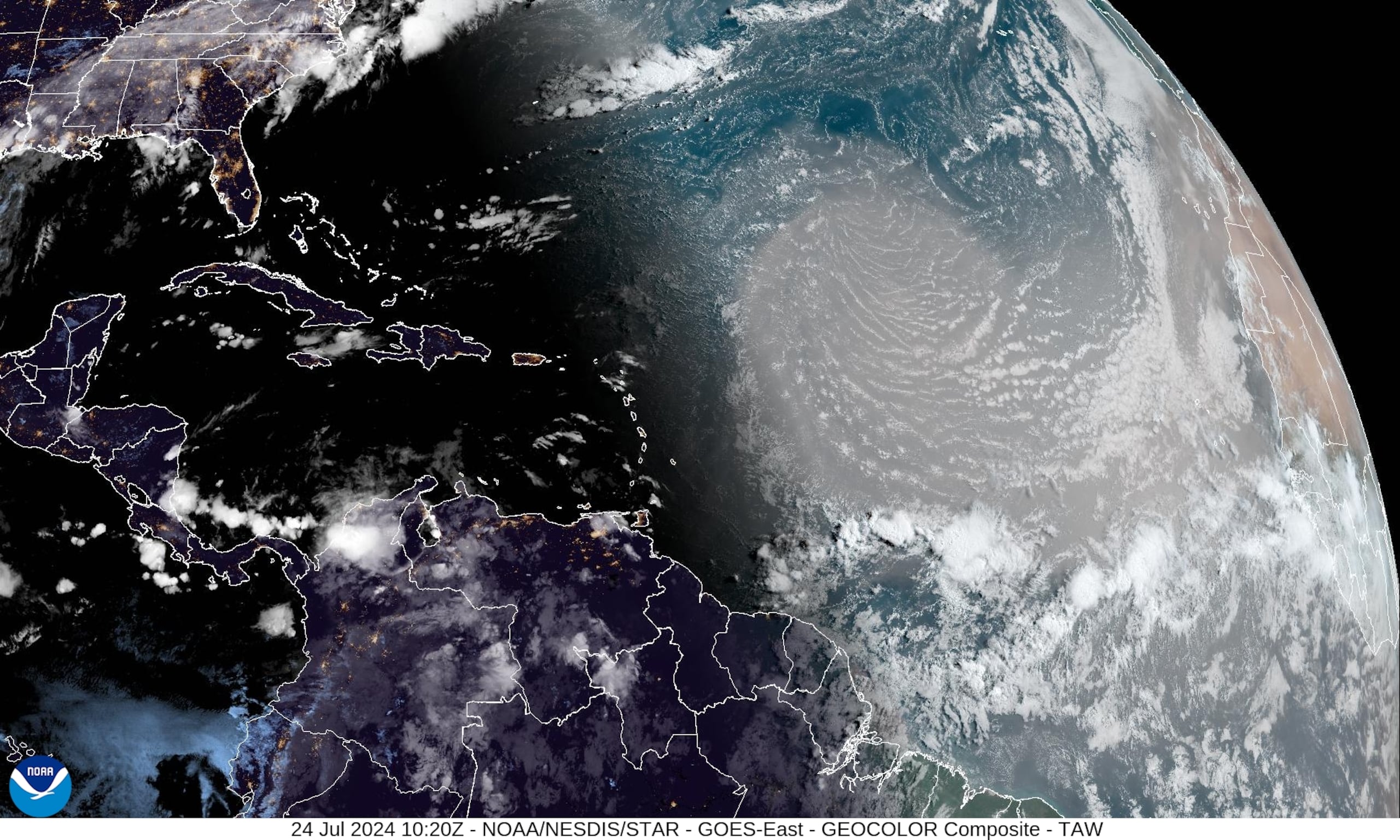 Imagen de satélite en la que se observa el polvo del Sahara que se aproxima a Puerto Rico, el 24 de julio de 2024.