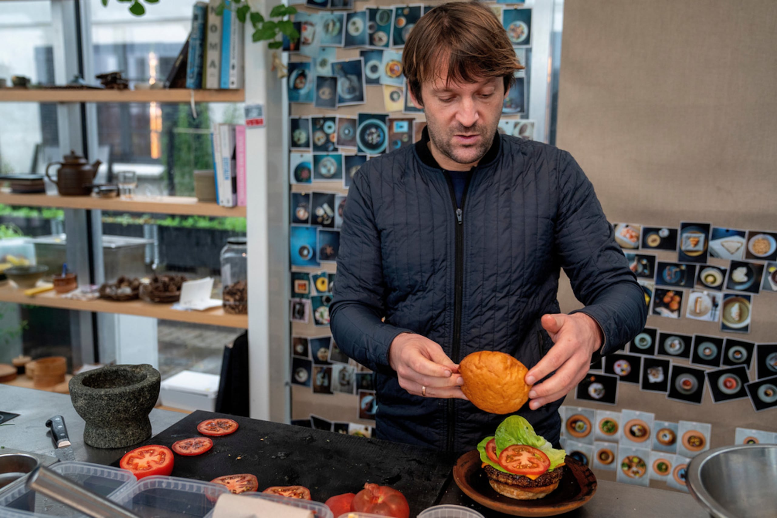 El chef de Noma René Redzepi prepara una hamburguesa vegetariana en un restaurante en Copenhague, el 24 de noviembre de 2024.