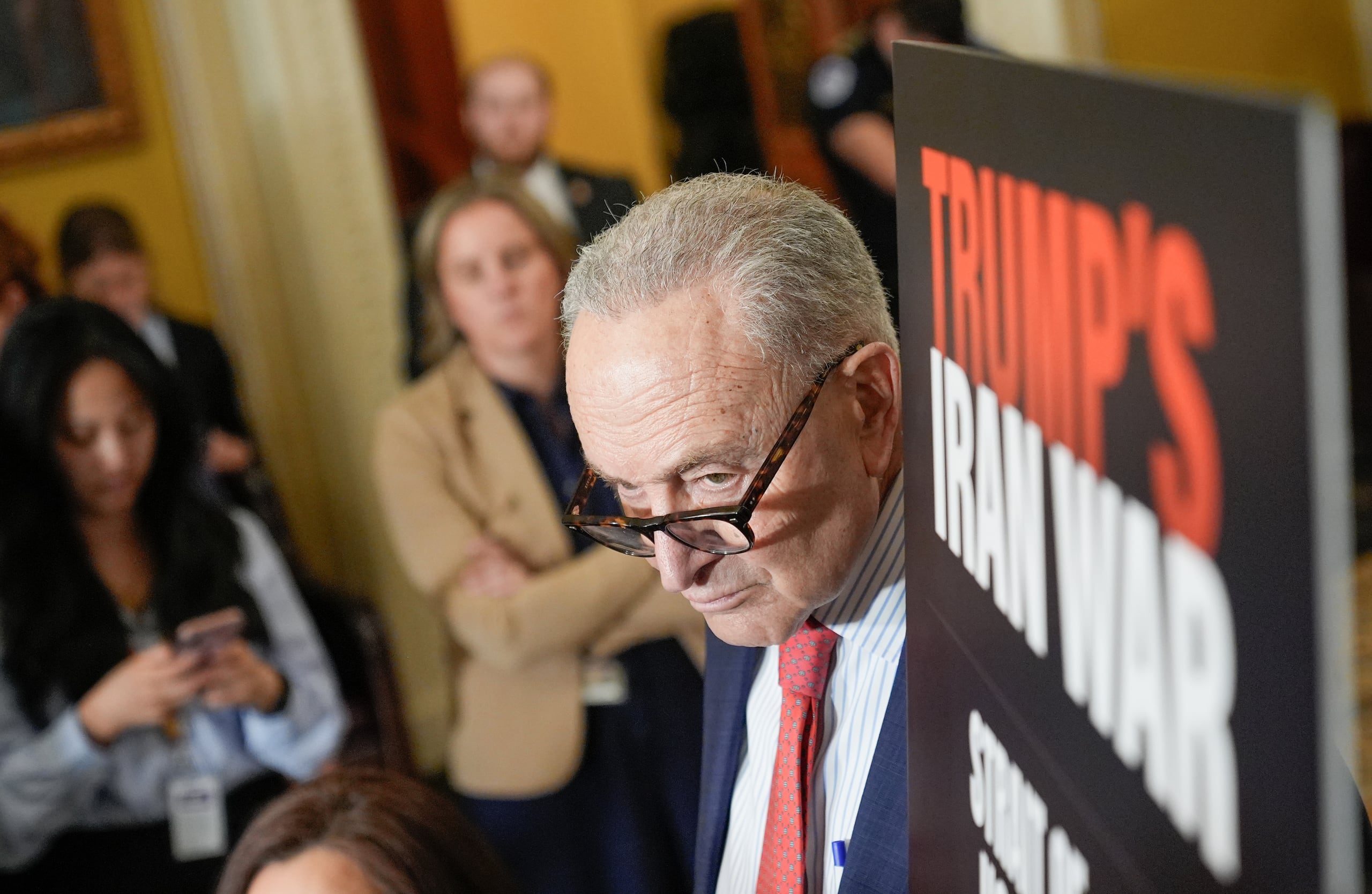 El líder de la minoría en el Senado estadounidense, Chuck Schumer, escucha en una conferencia de prensa tras un almuerzo de políticas en el Capitolio, el martes 14 de abril de 2026, en Washington. (AP Foto/Mariam Zuhaib)