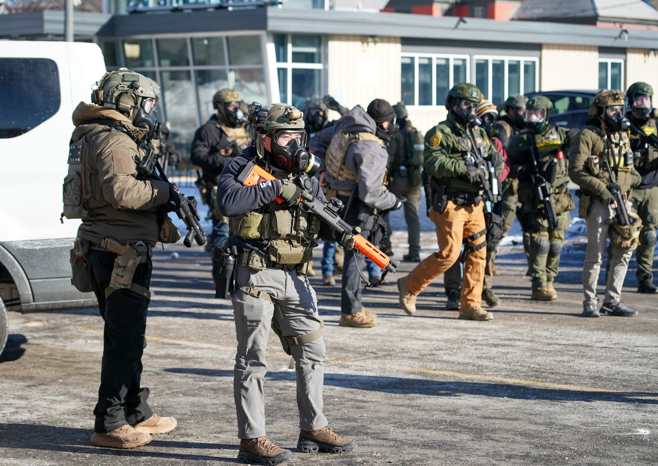 La NBA suspendió el juego de hoy para mañana domingo, toda vez que las calles cercanas al Target Center, cancha de los Timberwolves estaban abarrotadas de personas protestando por el nuevo ataque de un oficial federal.