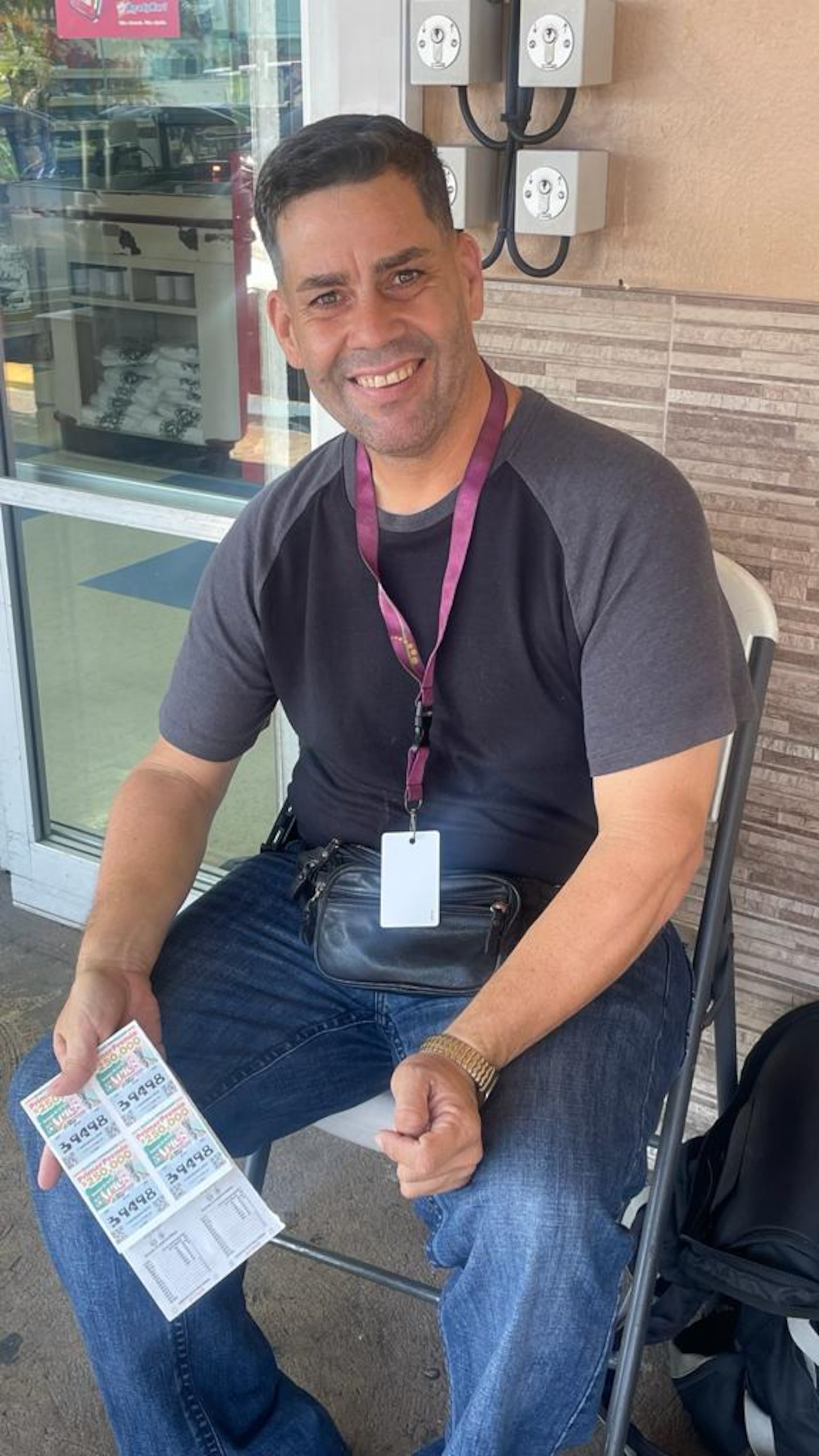 Ángel Vélez Cardec, de 43 años, disfruta de su labor, la que realiza desde las inmediaciones de Hatillo Cash & Carry, en Camuy.