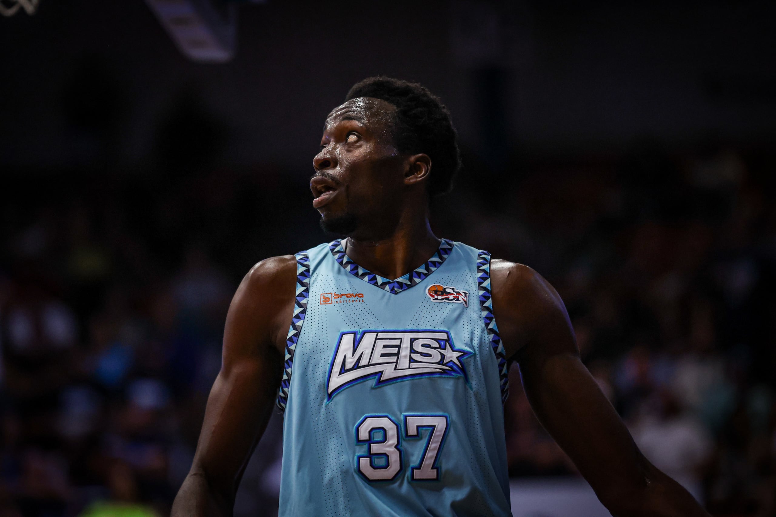 El centro importado de los Mets de Guaynabo, Amida Brimah.
