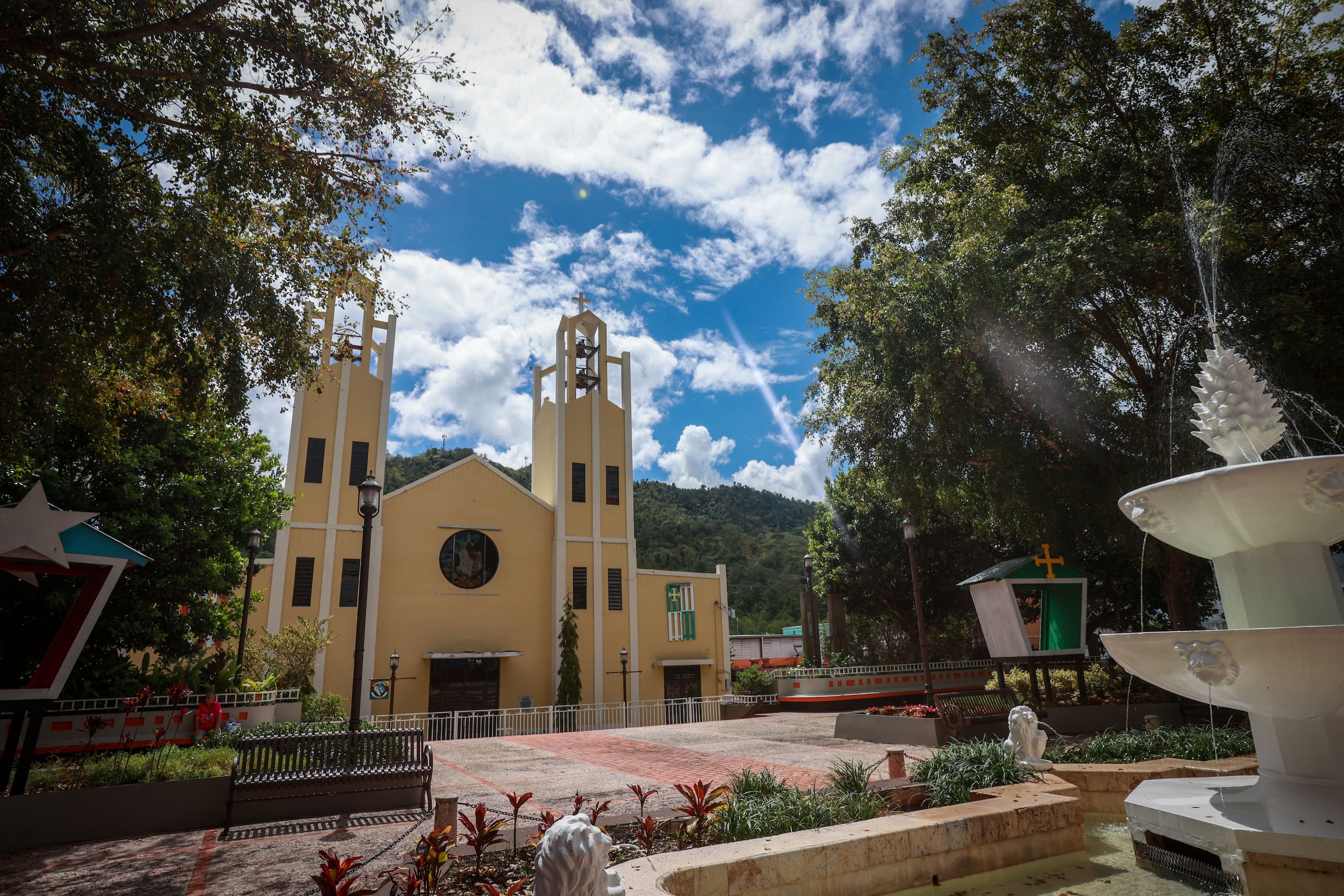 Vista parcial de la Plaza Pública de Comerío y su iglesia al fondo.