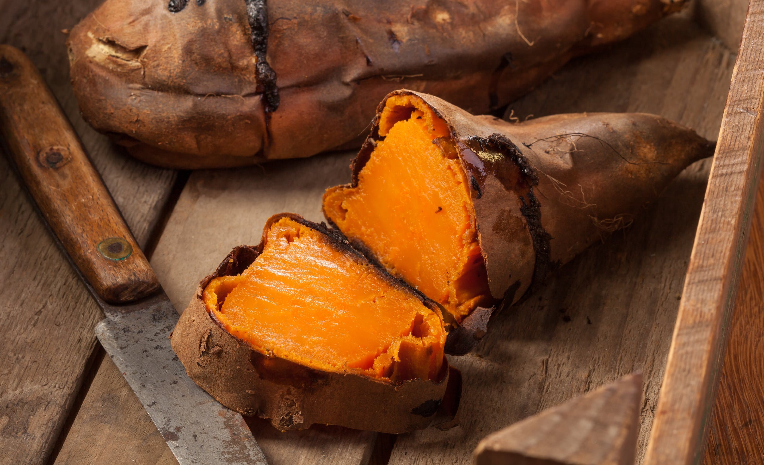 Según la Universidad de Navarra, este alimento contiene también vitaminas A y C, fibra, antioxidantes como el betacaroteno y hierro.