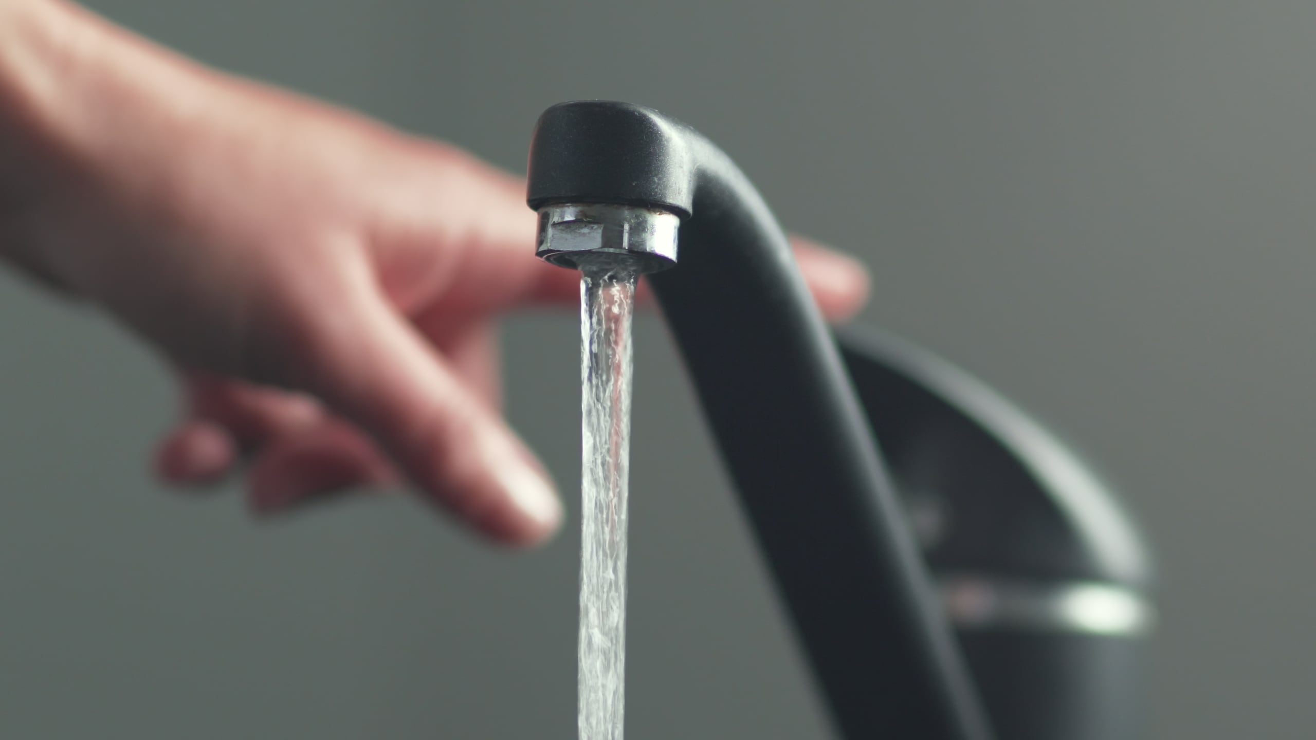 Para reducir el gasto de agua, se debe cerrar el grifo de agua y dejar de tomar duchas de 30 o 45 minutos con la llave abierta.