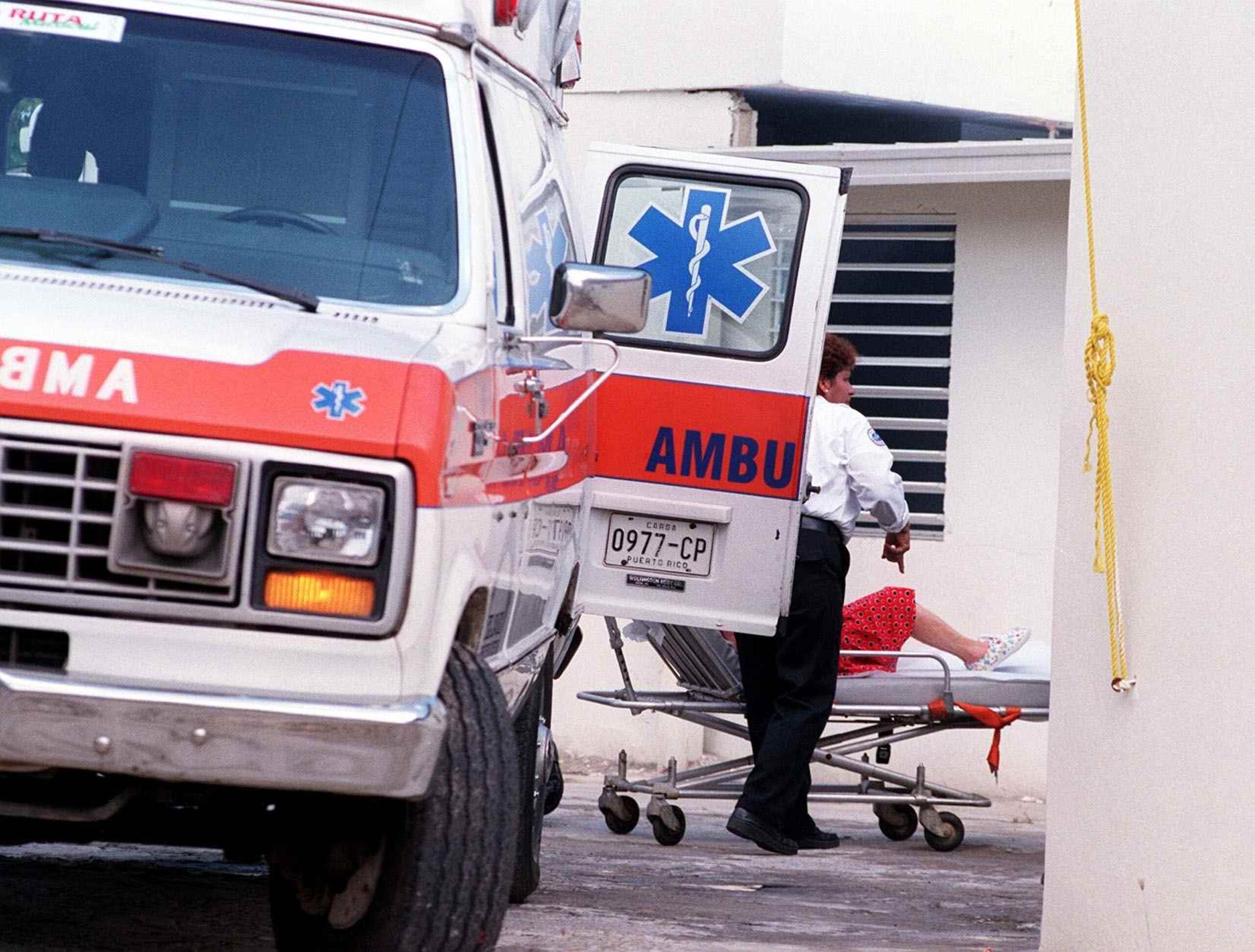 La policía comunicó que González estaba drogado cuando se trepó a la parte trasera de la ambulancia que conducía Arrollo. (Archivo / GFR Media)