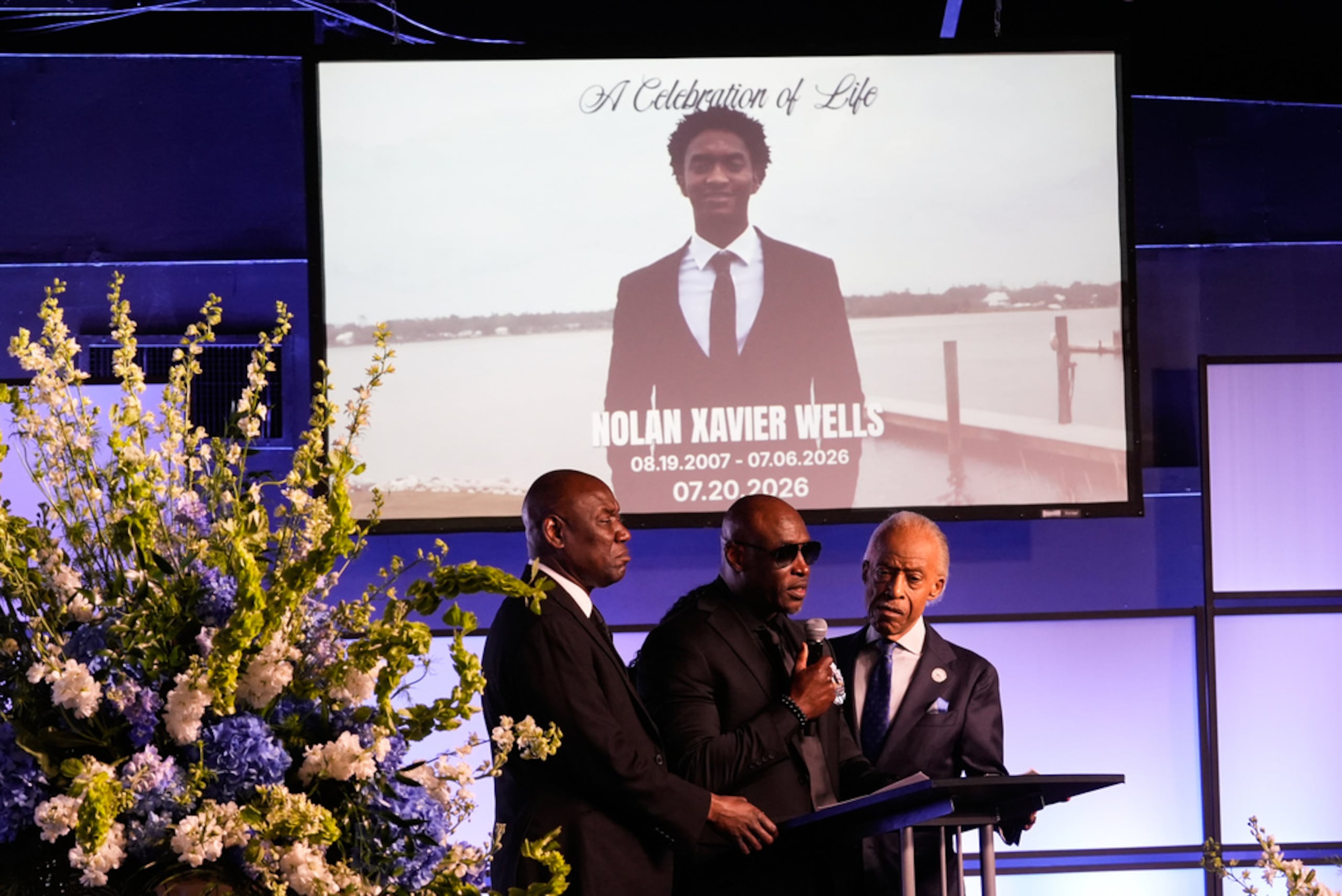 Elmore Wonsley (centro) habla junto al abogado Ben Crump (izquierda) y el reverendo Al Sharpton durante el servicio fúnebre de Nolan Xavier Wells, el lunes 20 de julio de 2026, en Ocean Springs, Mississippi.