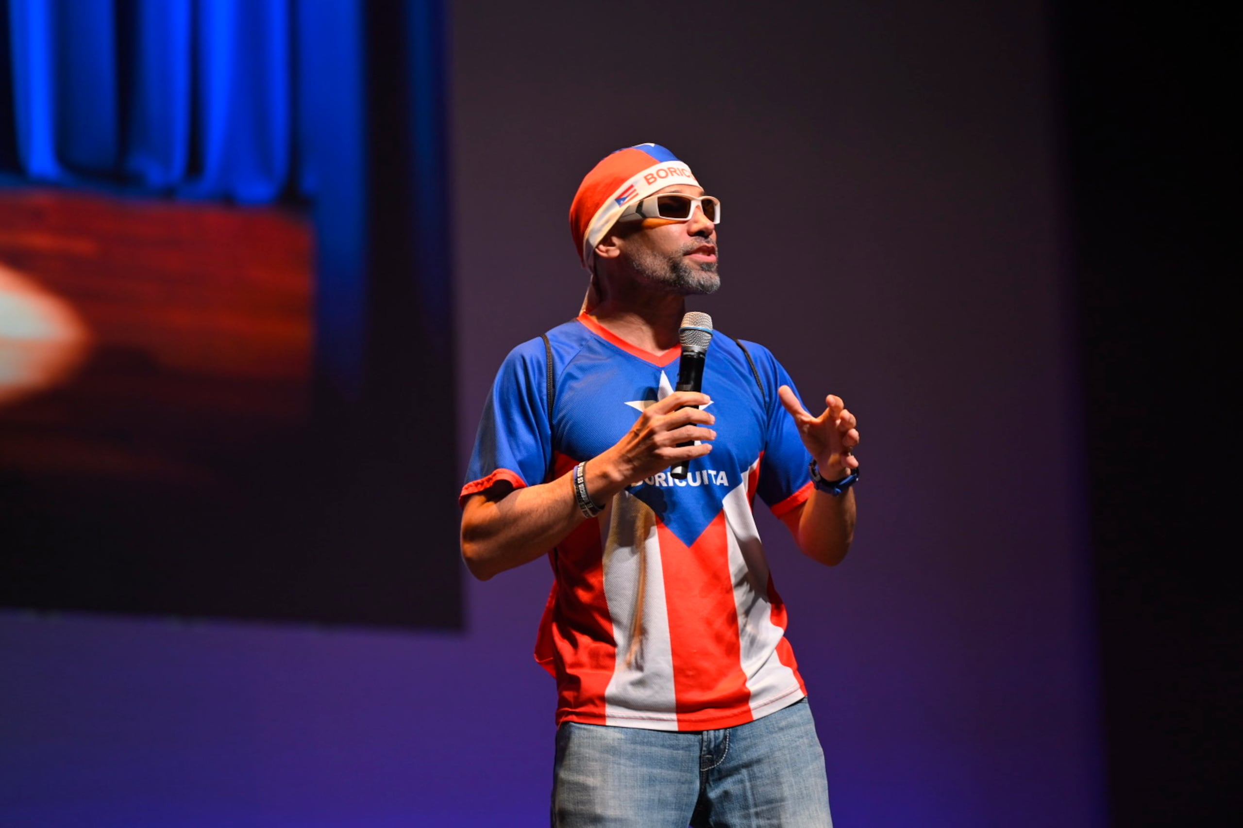 La noche inició con la entrada del “Boricuita”, logrando una ovación inmediata de los espectadores, que entre gritos y risas quedaron sorprendidos por sus ocurrencias y su peculiar “conocimiento”.