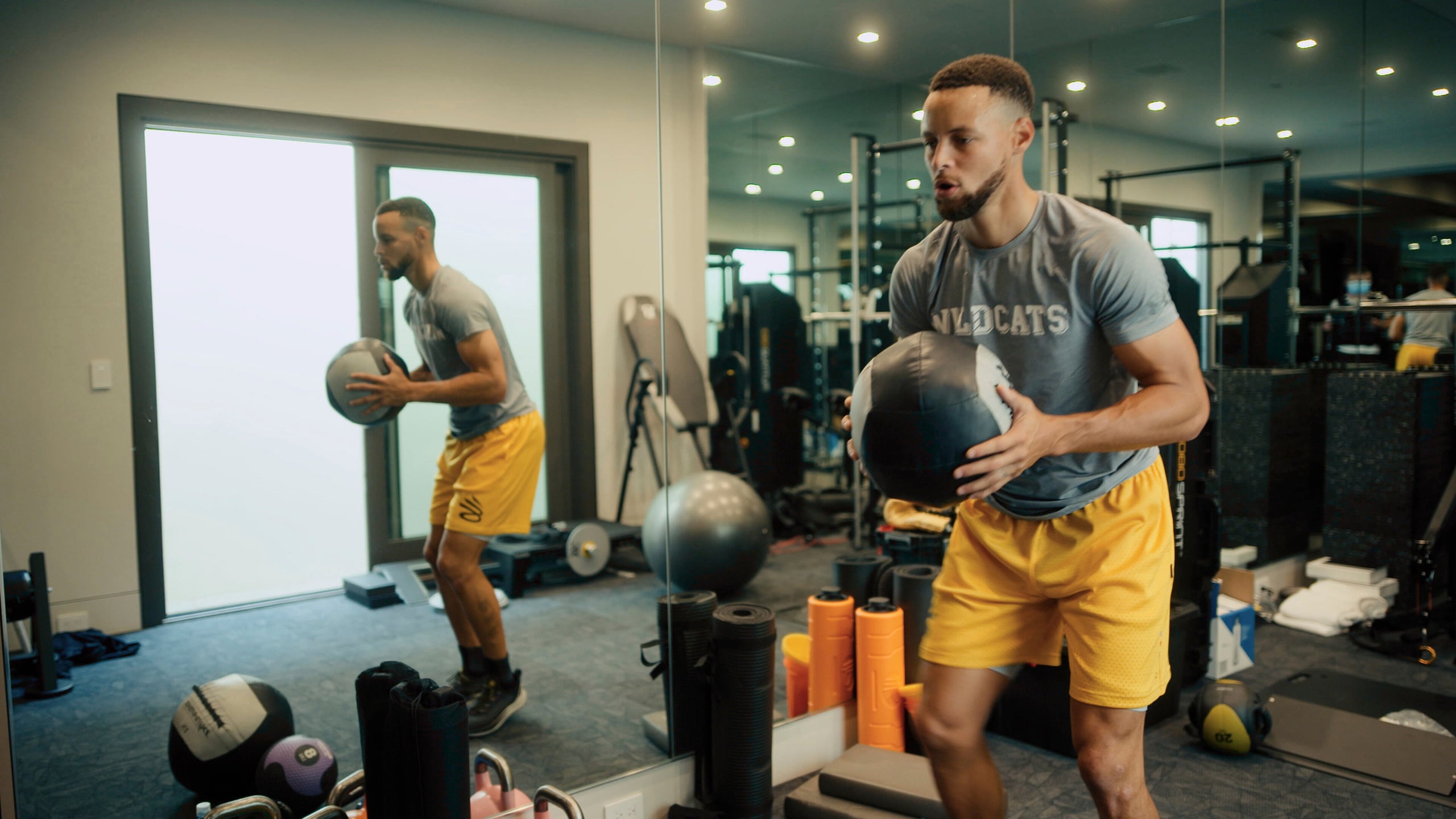 Stephen Curry, aquí en una imagen difundida por Apple TV+ relacionada al documental "Stephen Curry: Underrated.", será por séptimo año corrido el jugador mejor pagado de la NBA. (Apple TV+ via AP)