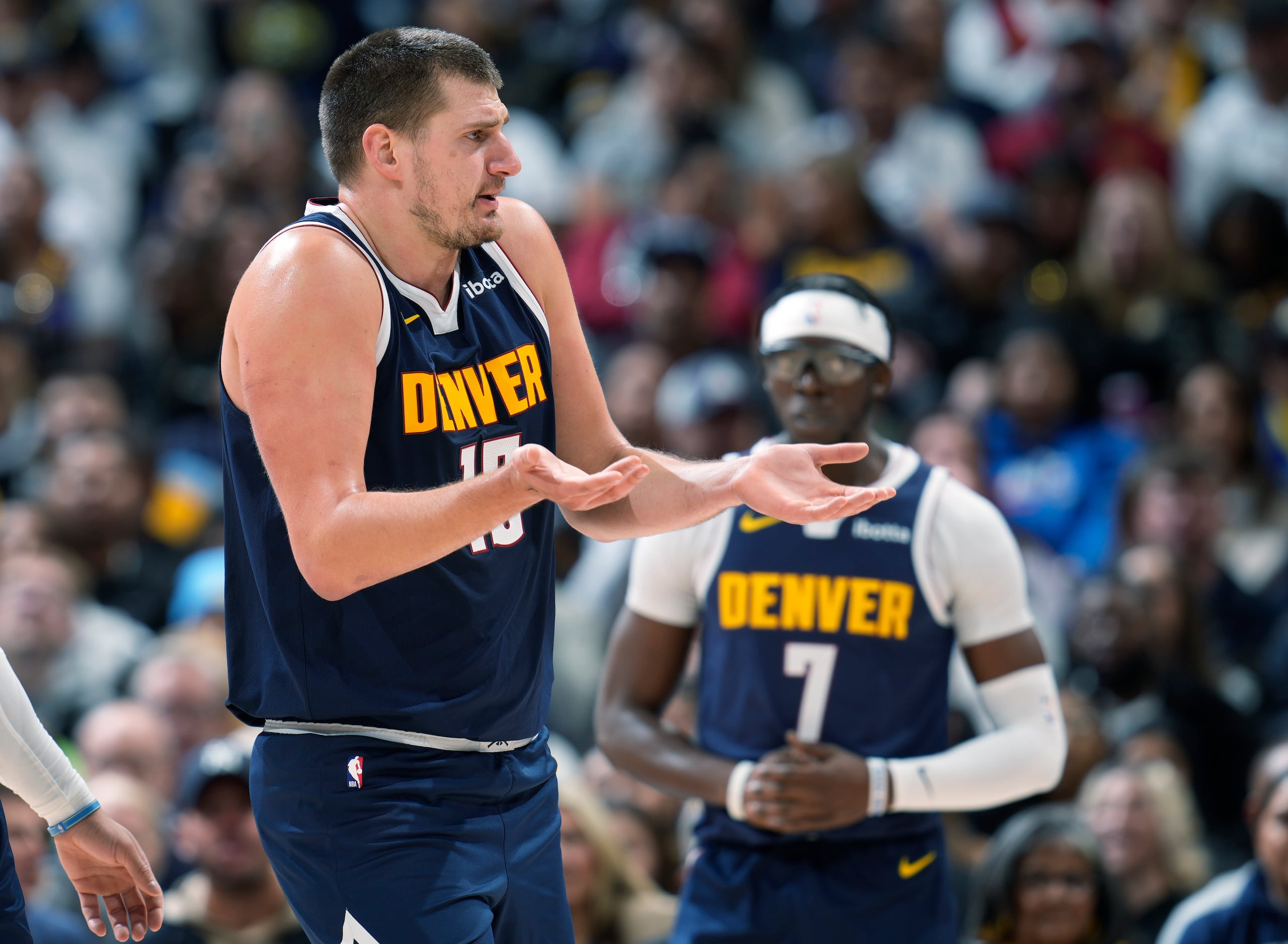 El jugador de los Nuggets de Denver Nikola Jokic, a la izquierda, discute una decisión arbitral en la primera mitad de su juego de NBA contra el Jazz de Utah, el lunes 30 de octubre de 2023 en Denver. (AP Foto/David Zalubowski)