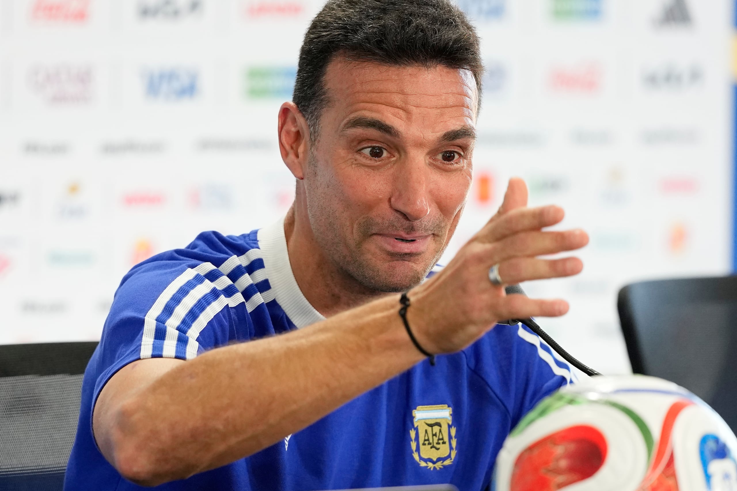 El técnico de Argentina, Lionel Scaloni, atiende una conferencia de prensa previa al debut de su equipo ante Argelia por el Grupo J del Mundial.