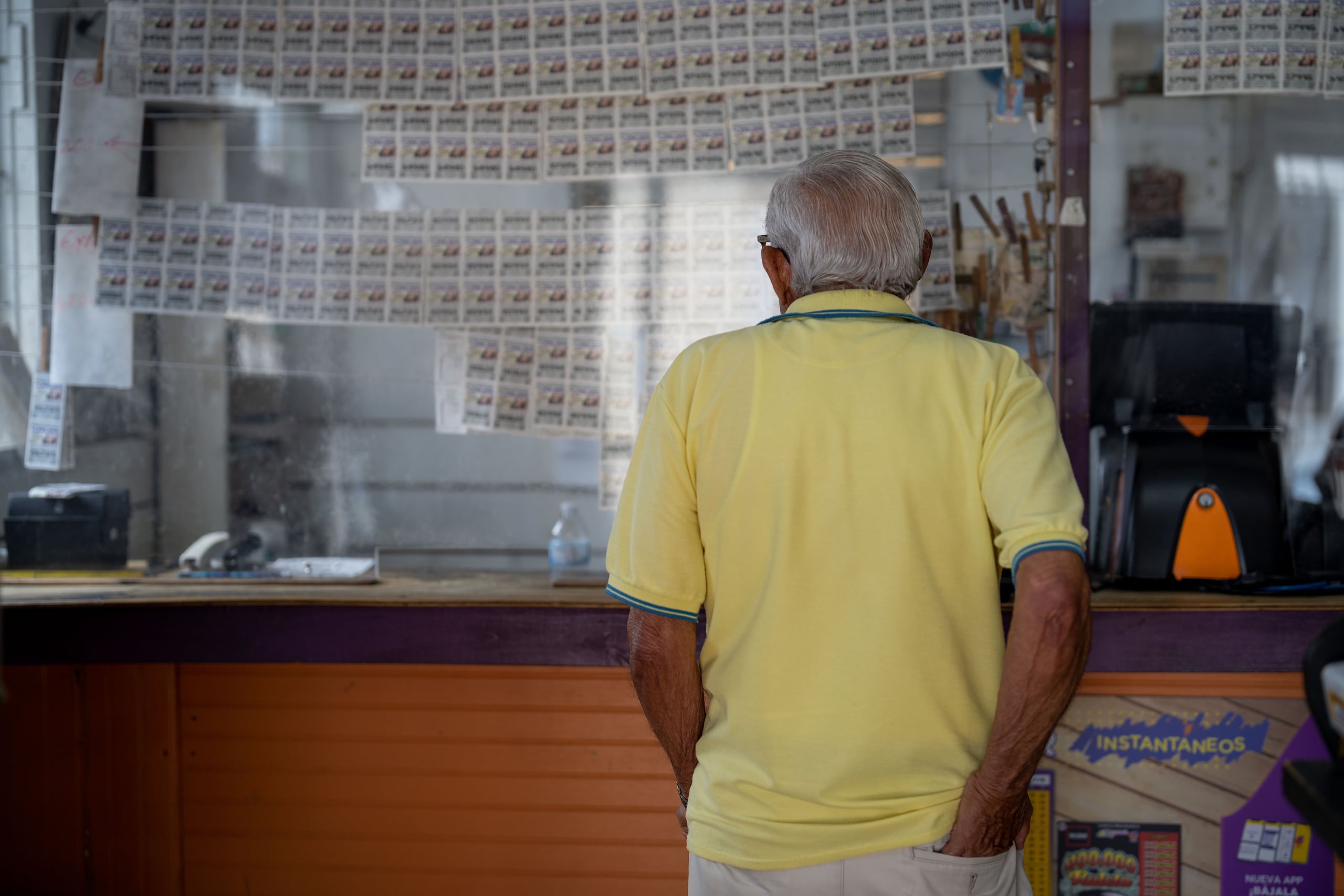 Al local llegan personas de todas las edades, pero los adultos mayores y las mujeres son quienes predominan entre los clientes.