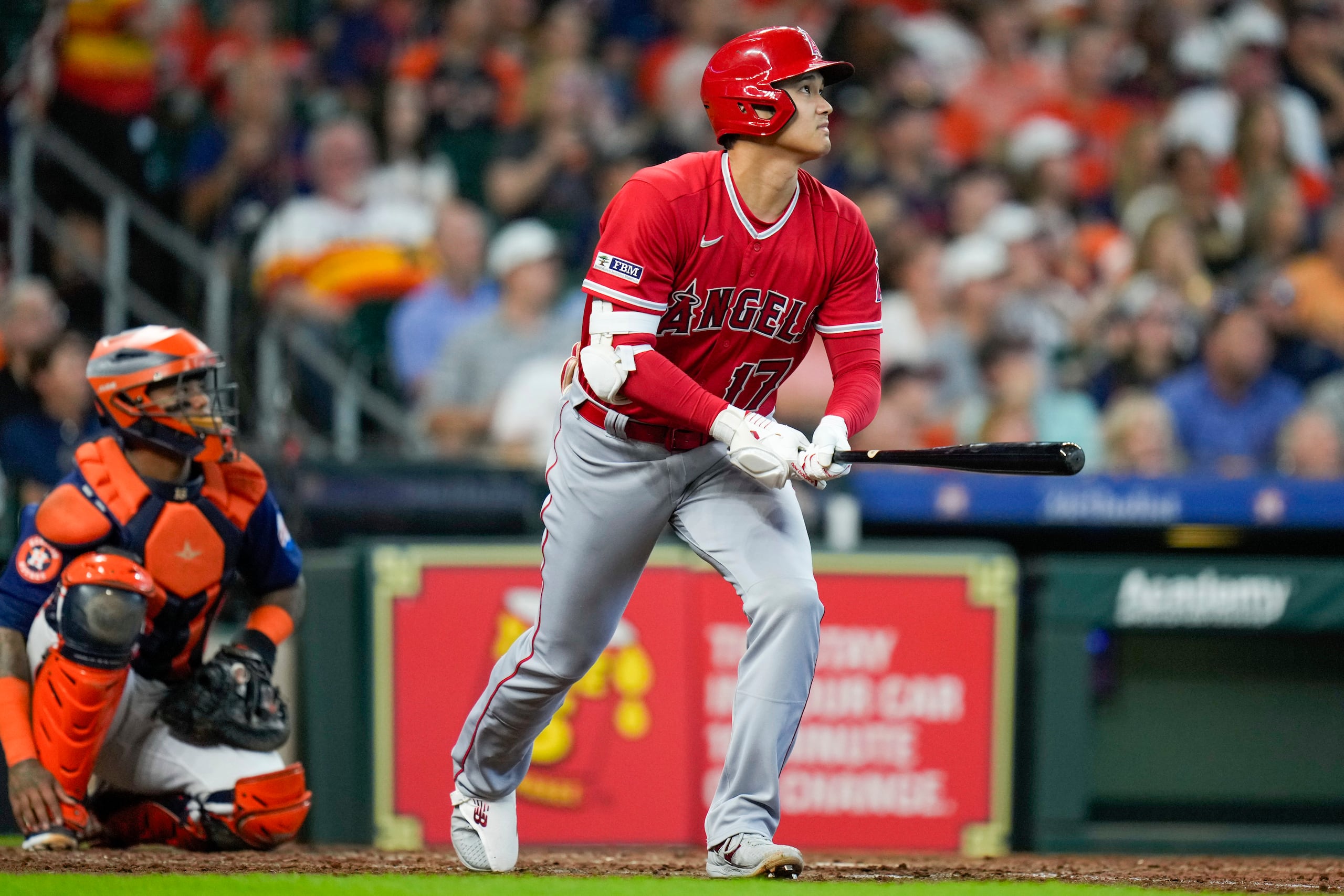 Shohei Ohtani observa la trayectoria del batazo de cuatro esquinas que conectó ante los Astros.