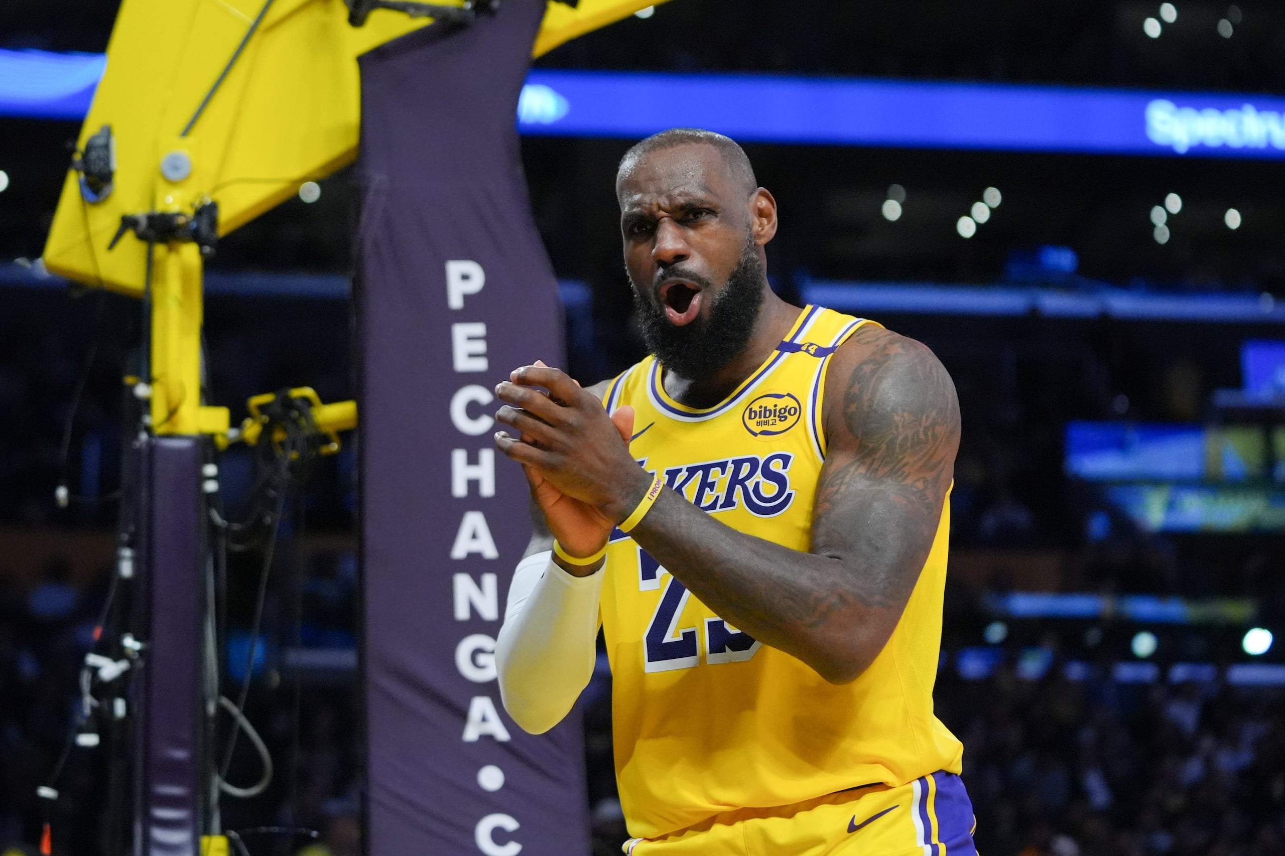LeBron James, de los Lakers de Los Ángeles, reacciona tras una falta marcada en el partido ante los Pelicans de Nueva Orleáns, el martes 4 de marzo de 2025 (AP Foto/Jae C. Hong)