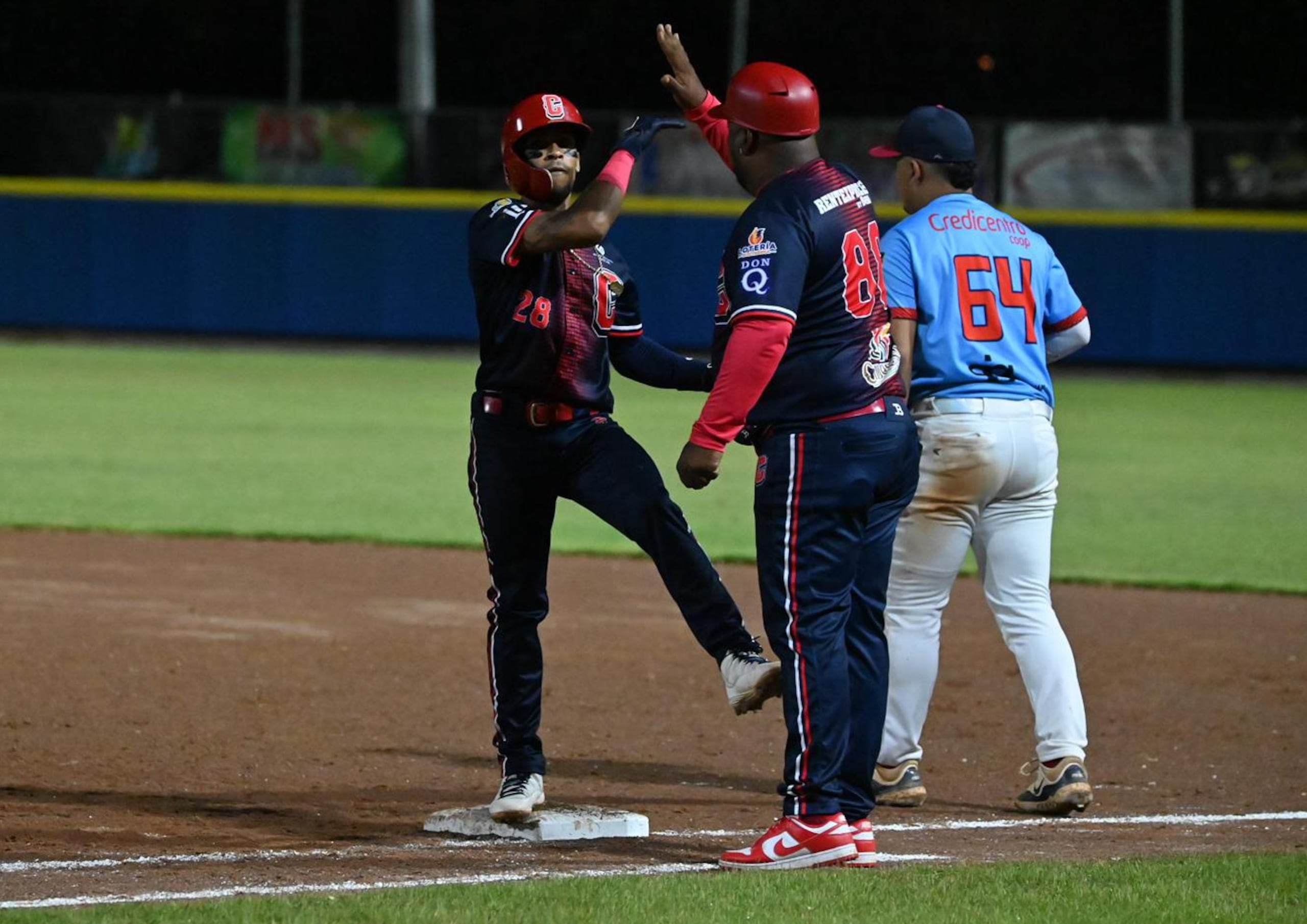 Gadiel Báez celebra el hit que llevó a los Bravos de Cidra a igualar el marcador temprano en el partido.