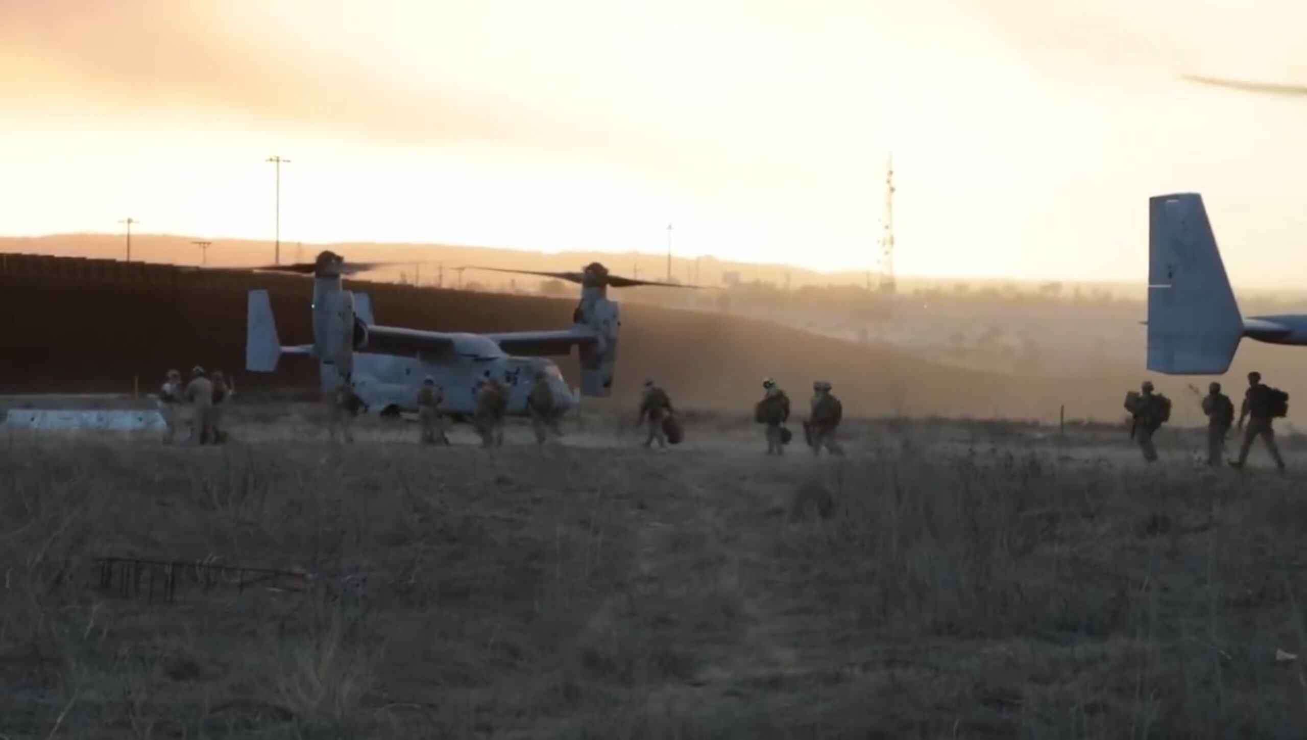 Los soldados se desplegaron a lo largo de la zona fronteriza para su vigilancia vía área y terrestre, esperando realizar las acciones pertinentes para evitar el paso de las personas que desean cruzar de manera ilegal desde México.