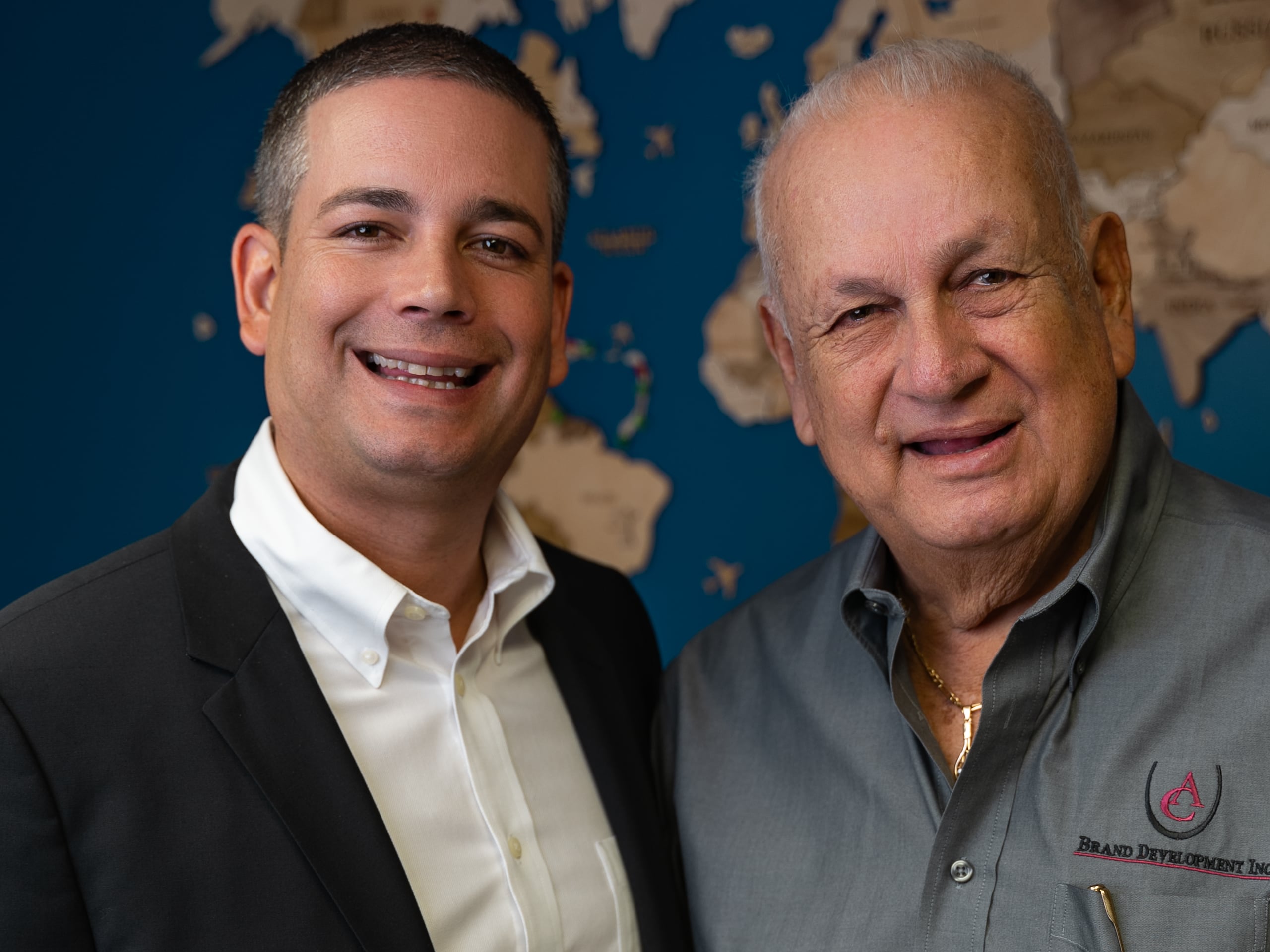 El premiado Joven Empresario del año, Alberto Cartagena, vicepresidente de AC Brand Development y AC Brand Exports, junto a su padre y presidente, Ángel Cartagena Marrero.