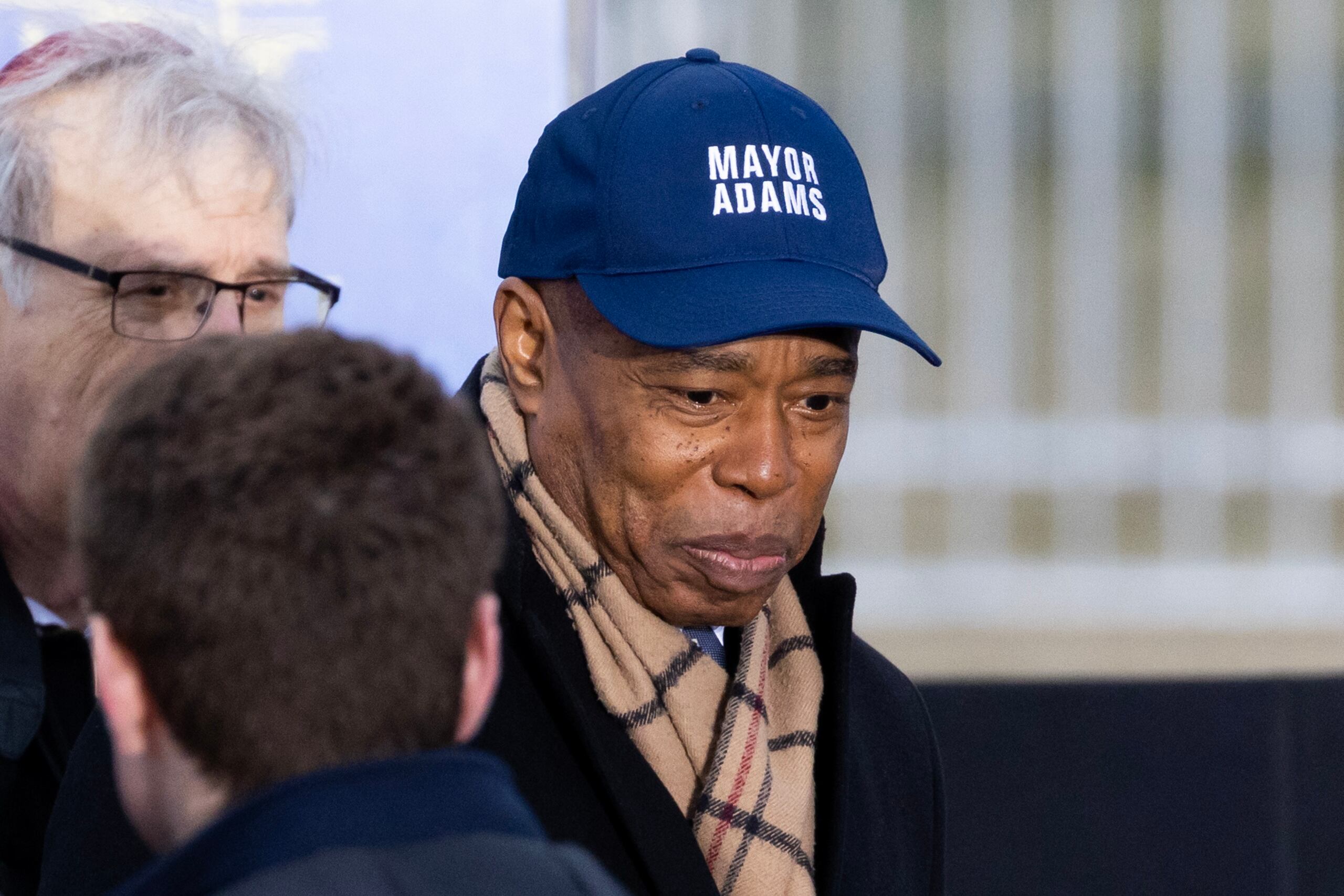 En una conferencia de prensa el martes, Adams, demócrata, sugirió que permitir a los usuarios encontrar problemas es solo parte de limar asperezas en la nueva tecnología.