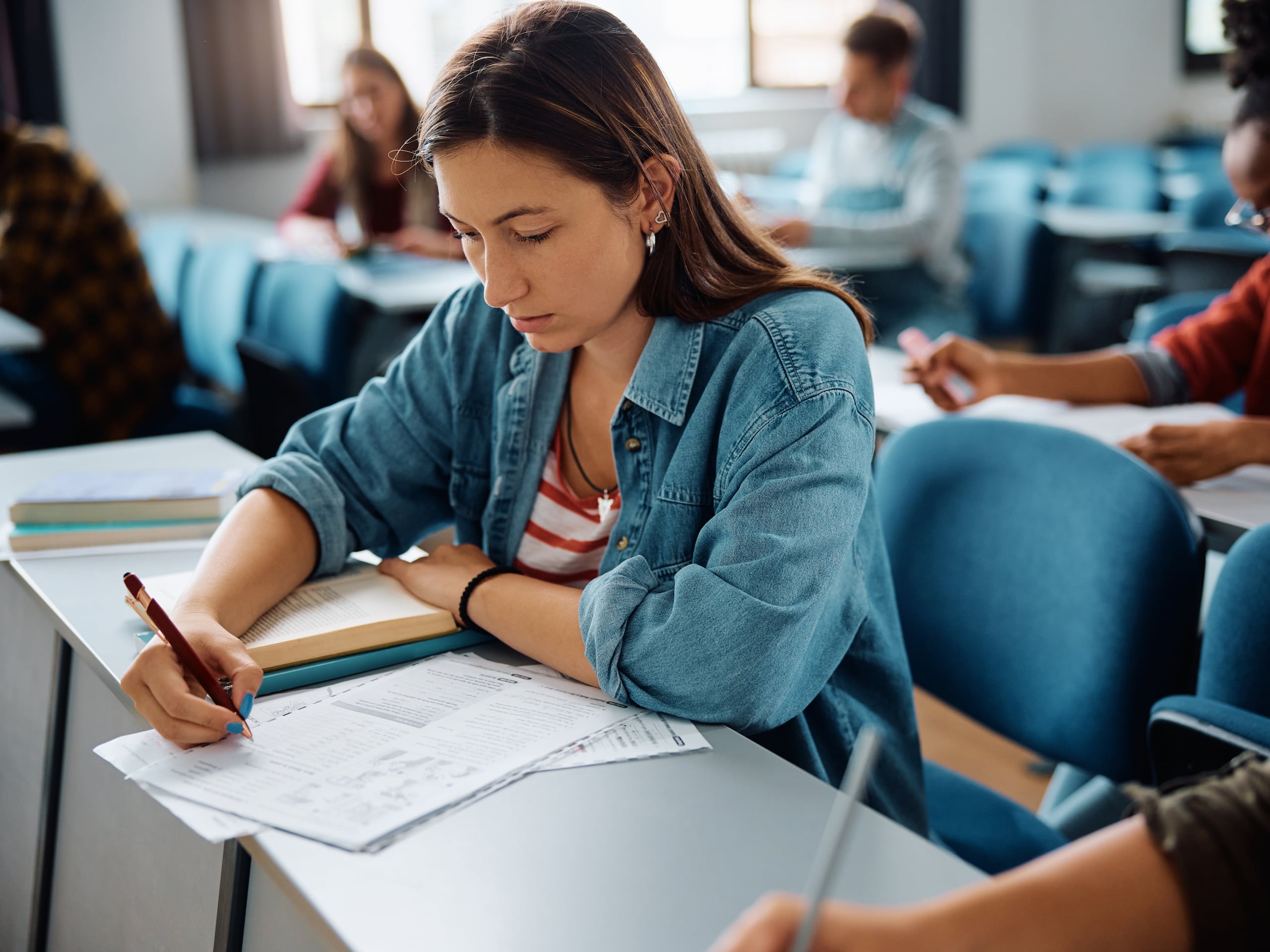 Cada prueba tiene características distintas que pueden influir en las preferencias del estudiante entre una prueba y la otra.