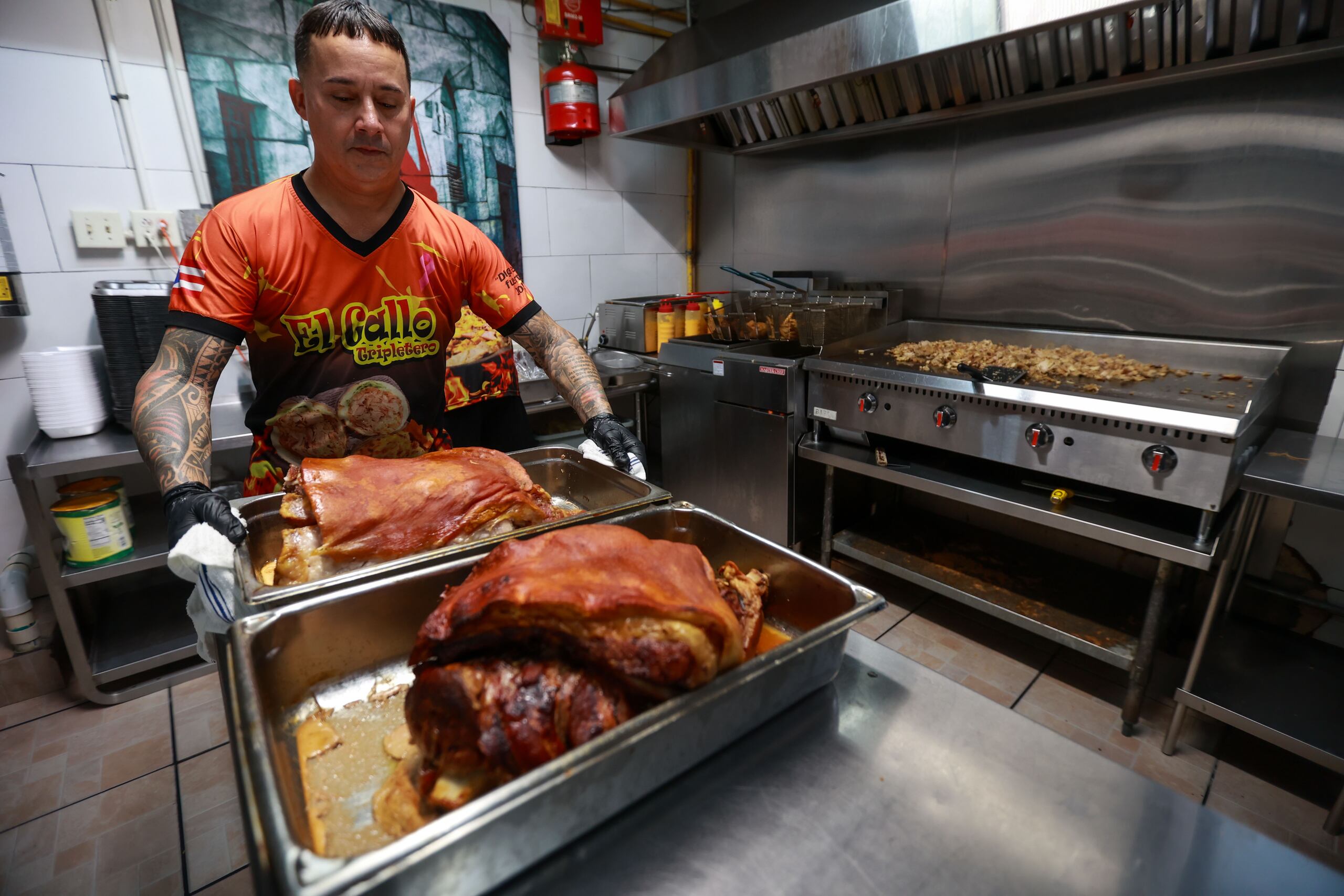 Carlos García Collazo en su negocio, Kiosko El Gallo Tripletero, ubicado en el barrio Sabana Hoyos, en Vega Alta.